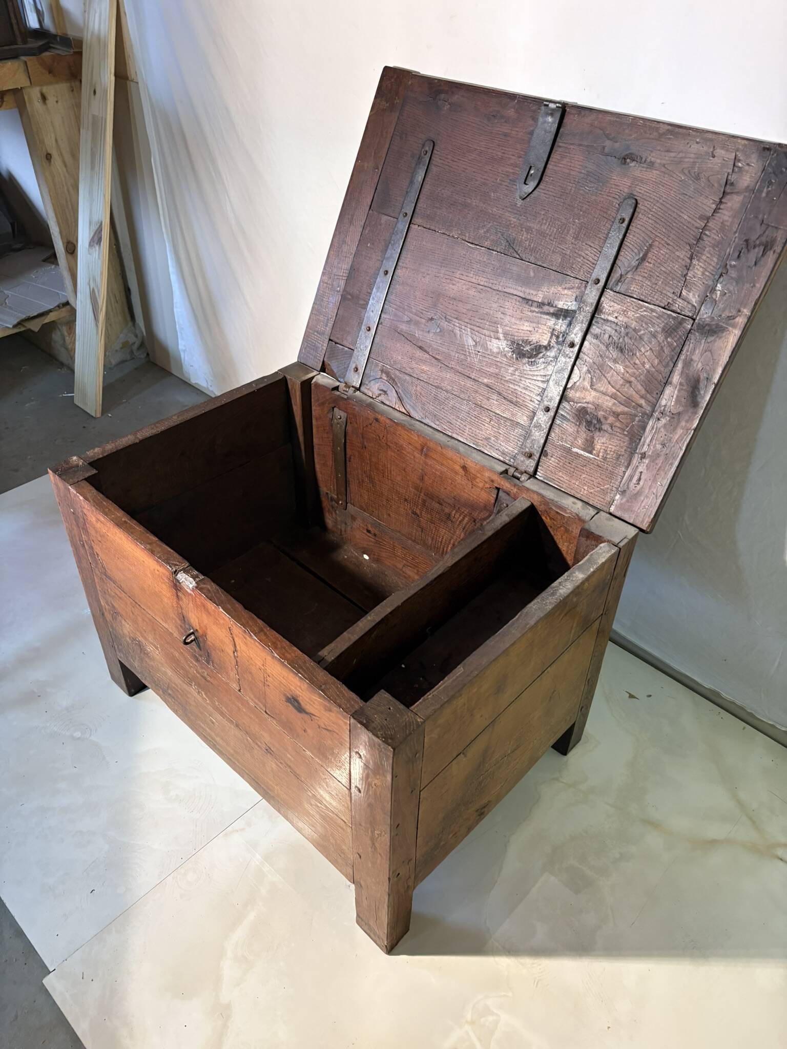 Rustic chest in old wood, original fittings
