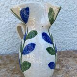 Grand pichet blanc à motif végétal vert et bleu
