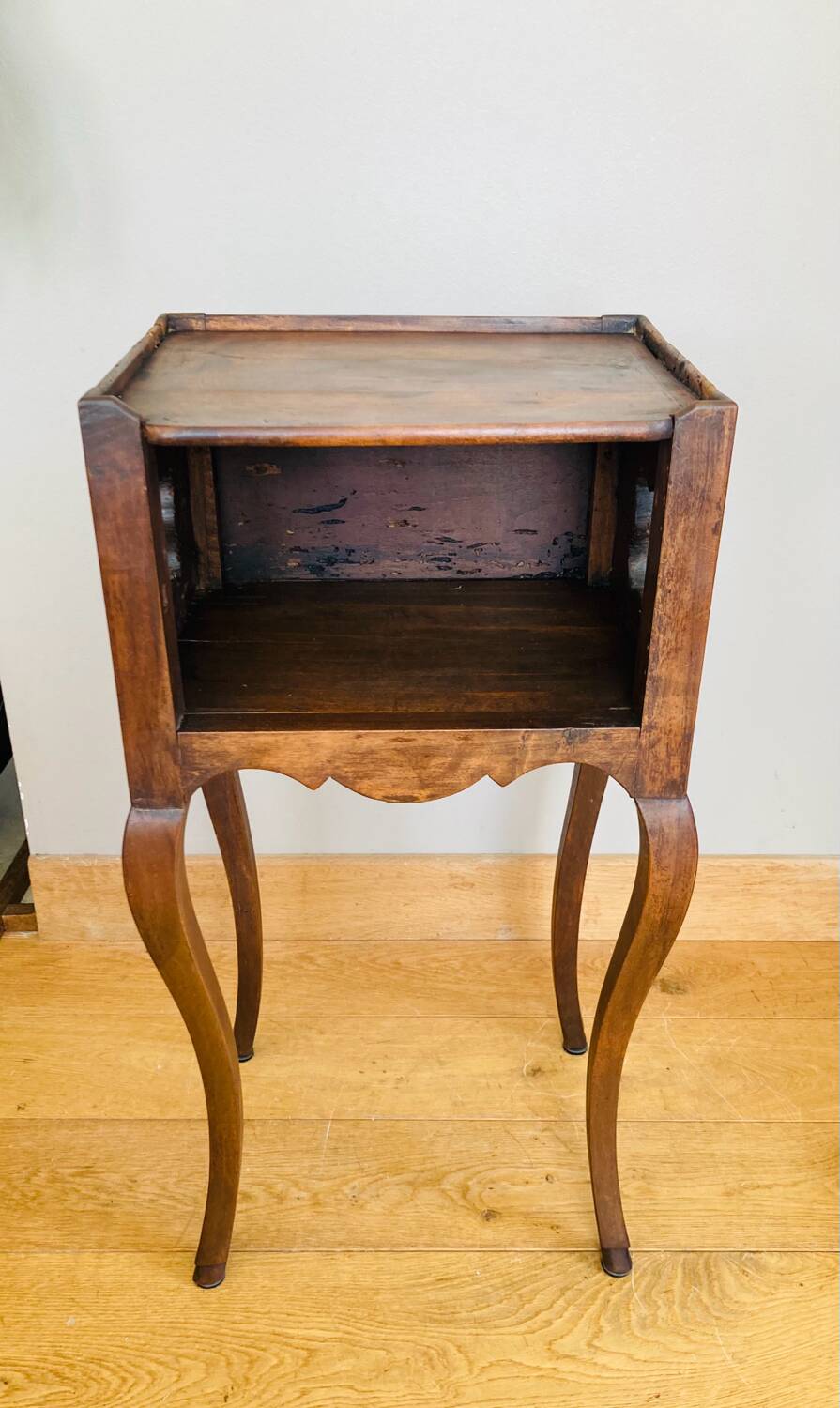 Louis XV bedside table or snack table, 18th century, quadrilobed side openings