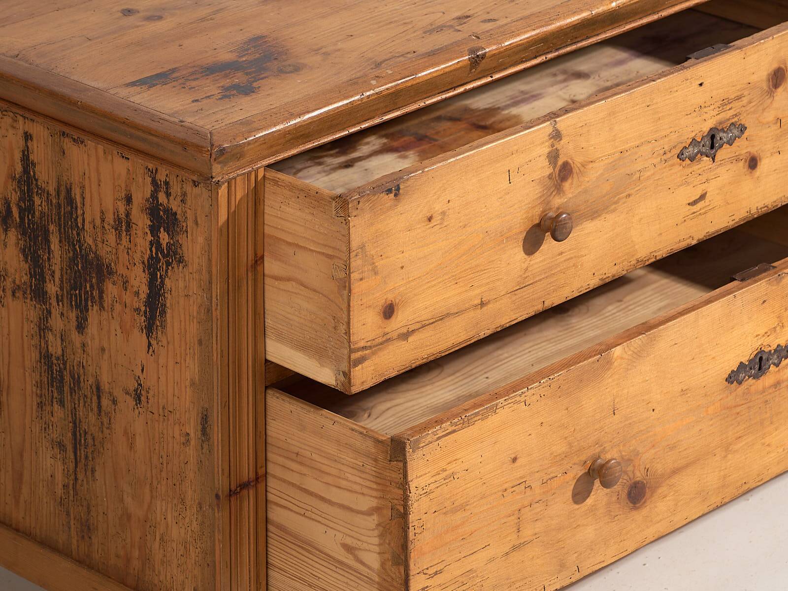 Small antique chest of drawers (circa 1920)