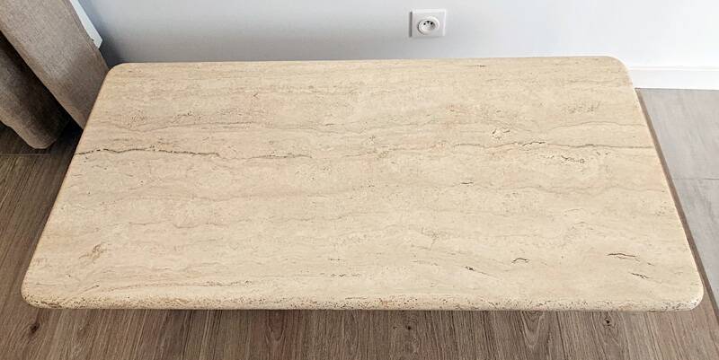 Beige travertine coffee table in the style of Italian design, 120 x 60 cm.