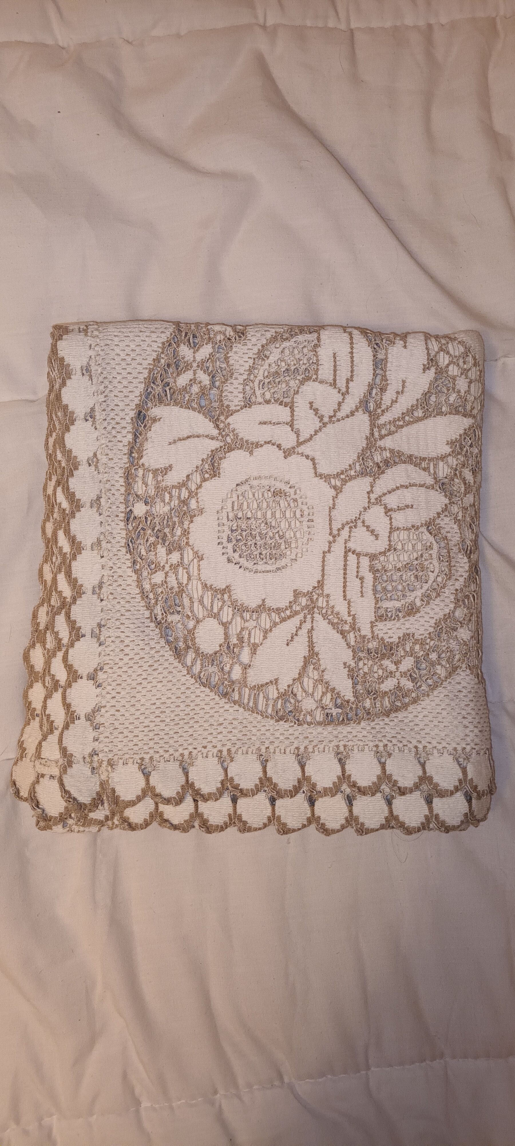 Lace tablecloth and 6 towels