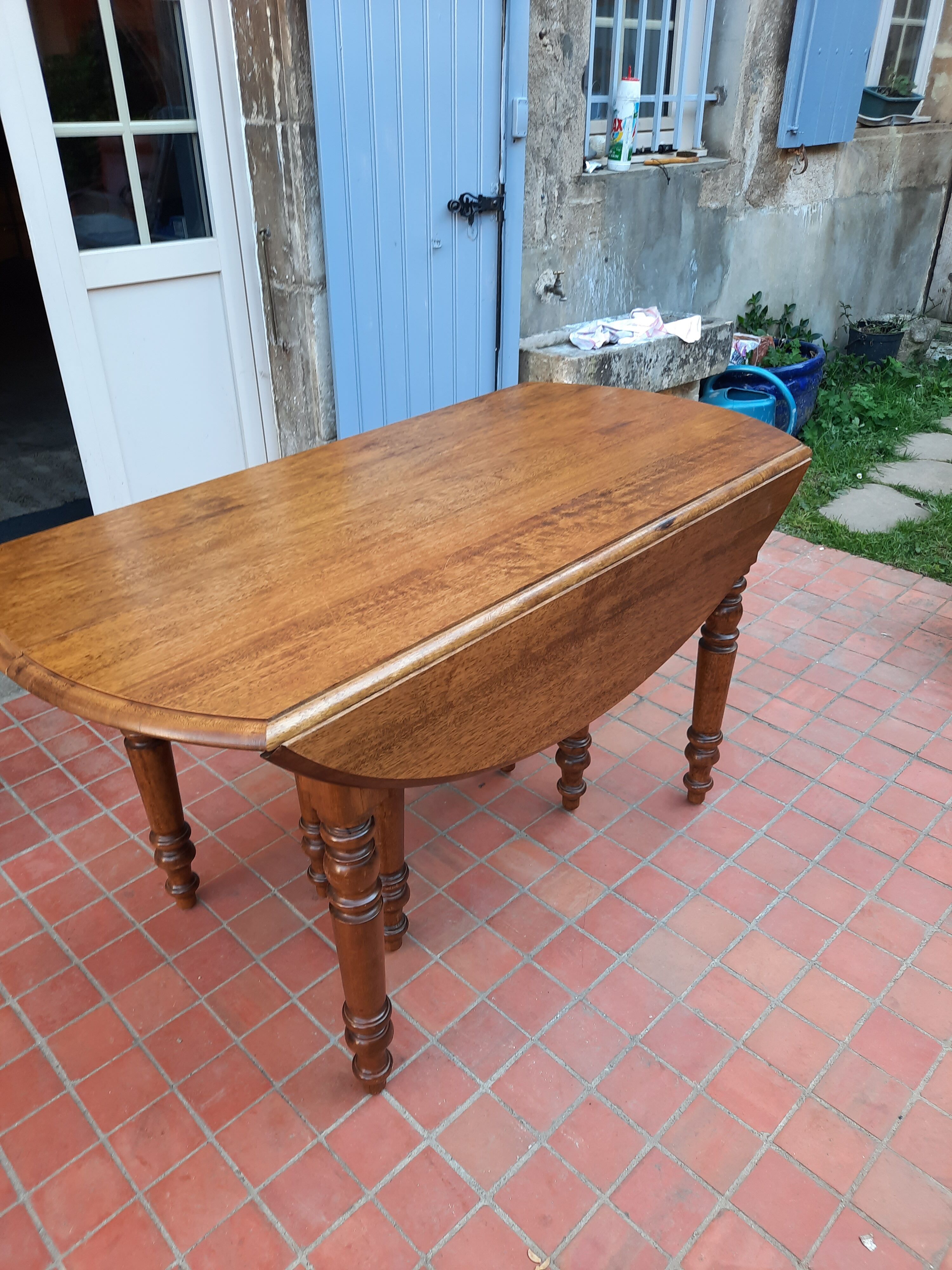 8-foot shutter table