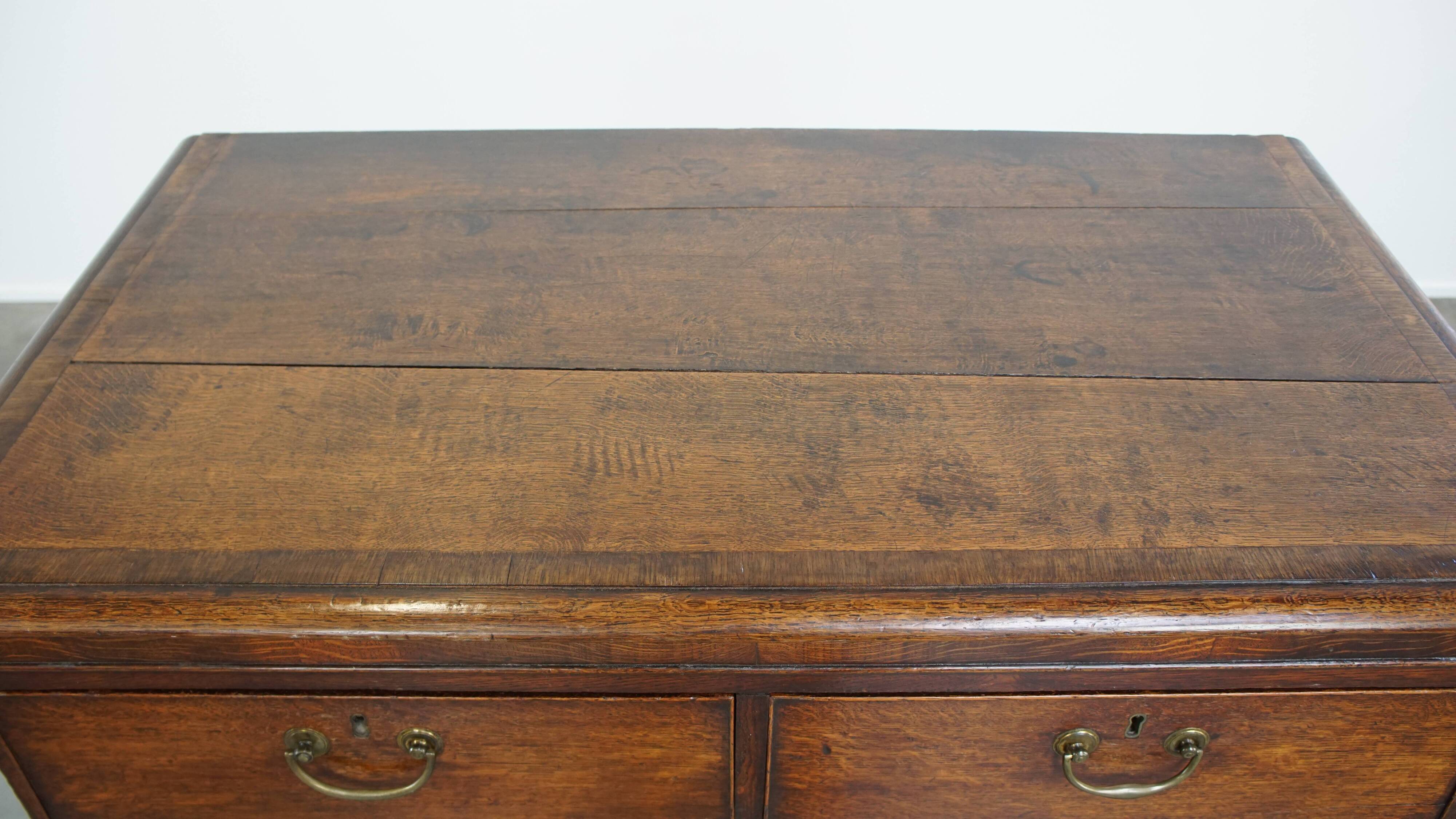 English antique oak chest of drawers with 5 drawers from the 18th century