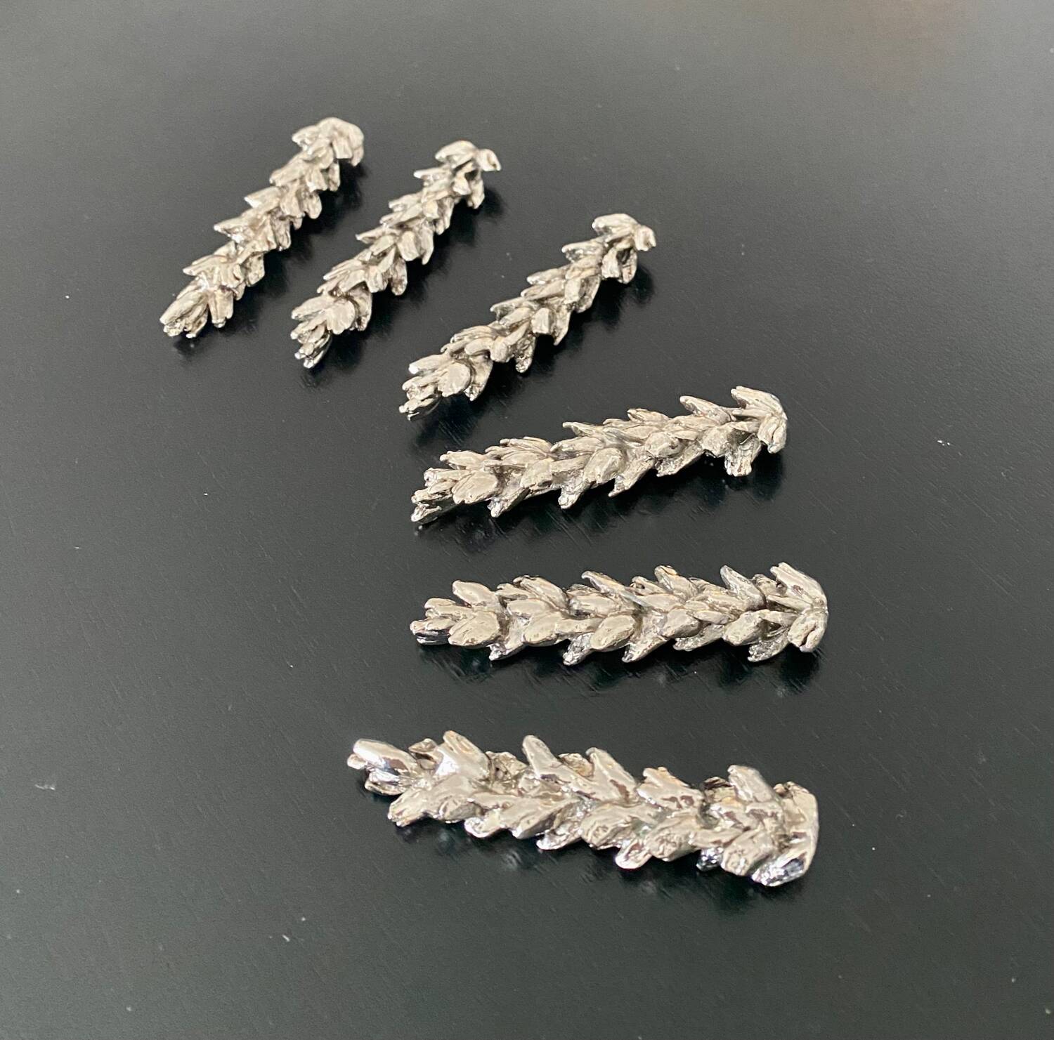 6 wheat-shaped knife holders in silver-colored metal