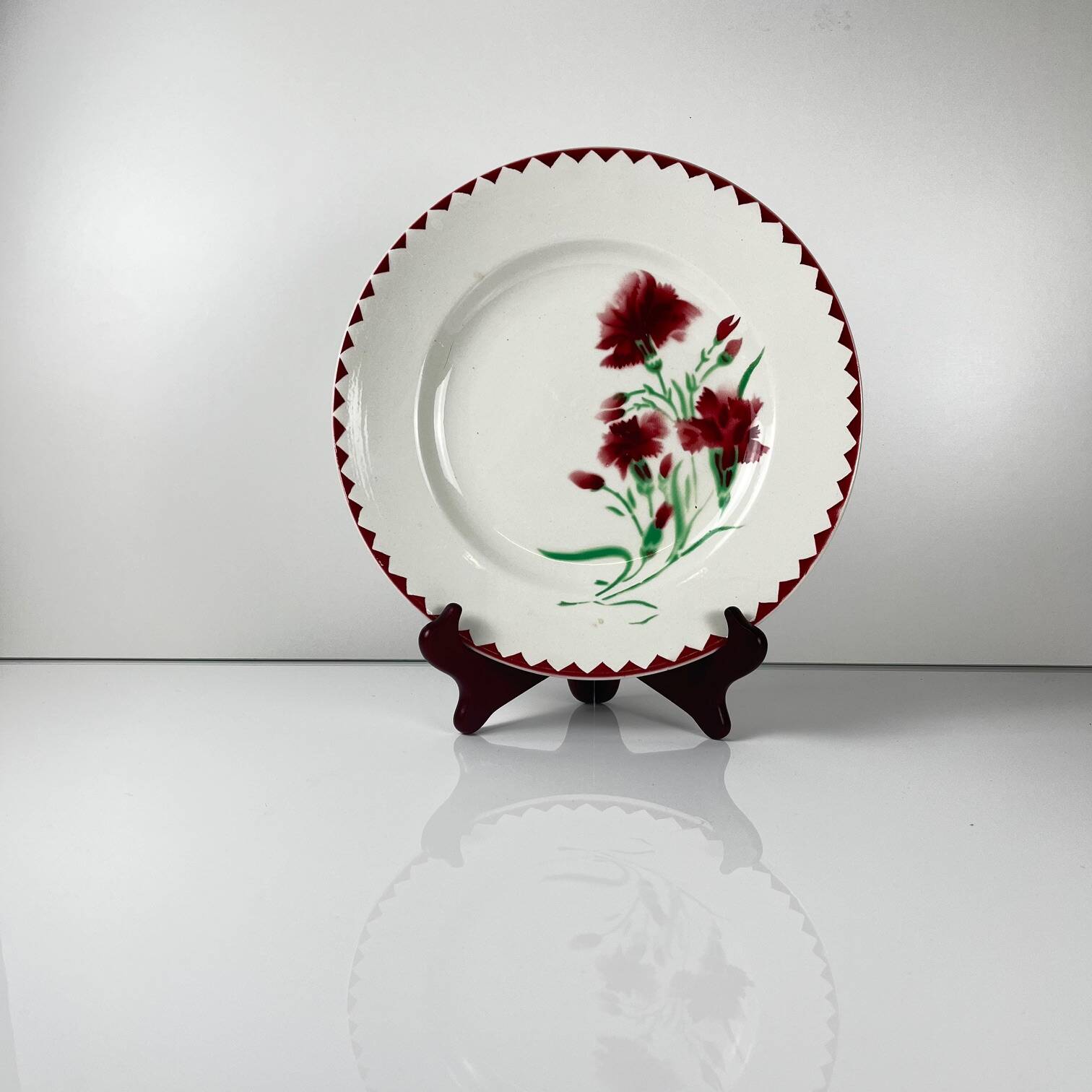 Round "Oeillet" dish Sarreguemines, 1920-50