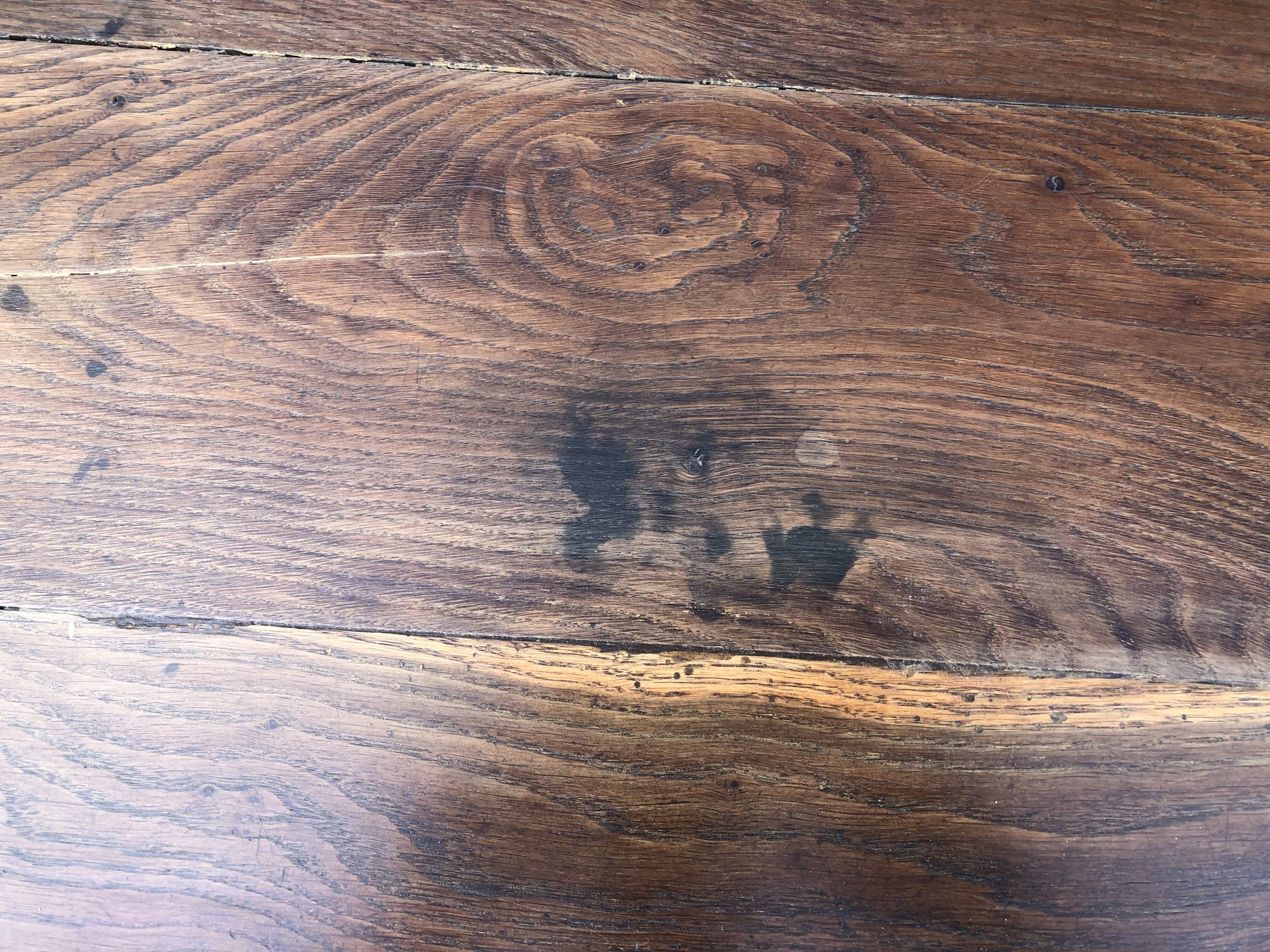 Table ancienne à barre à chat en chêne massif avec 2 tiroirs de face.