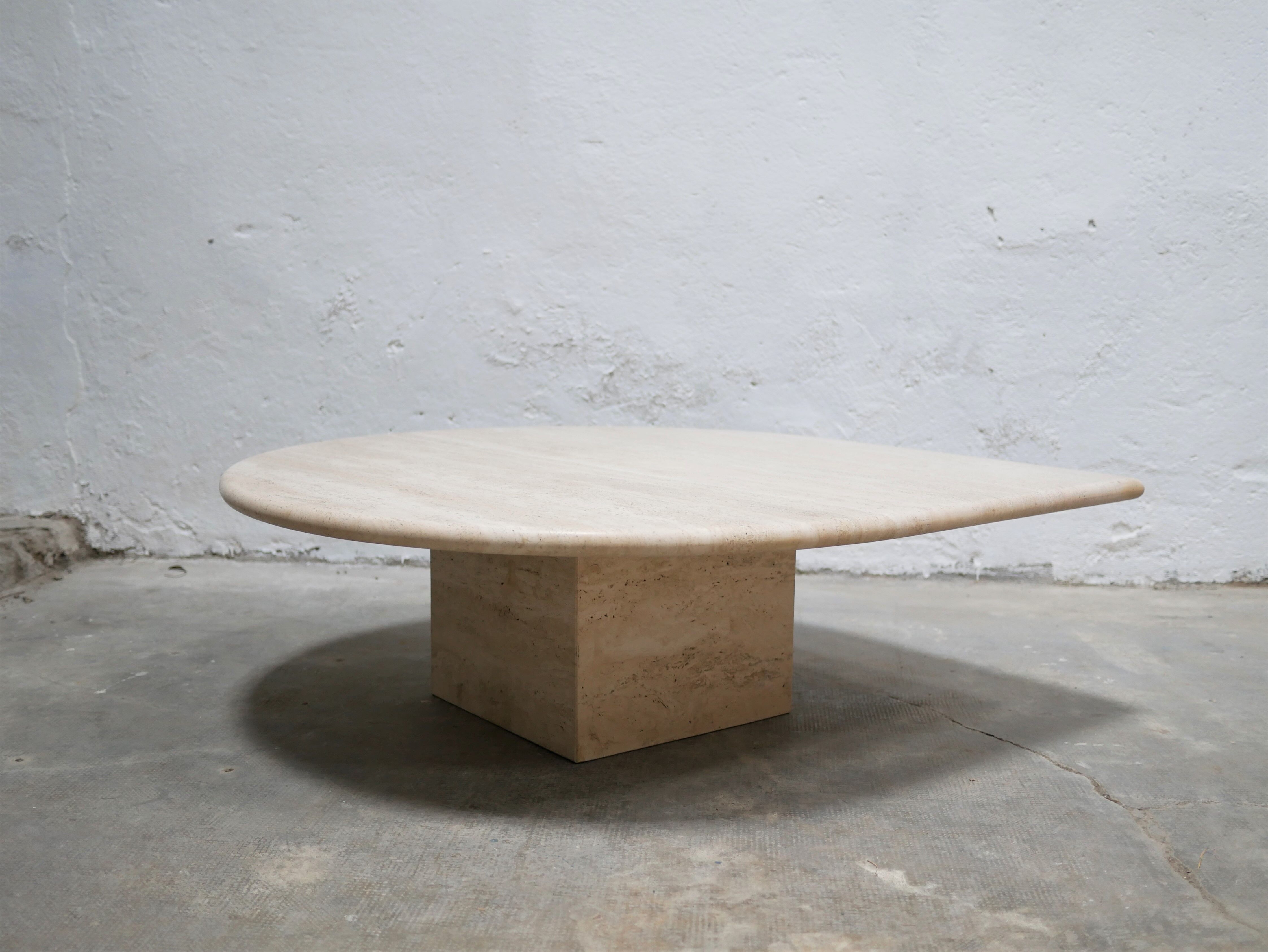 Table basse vintage en travertin