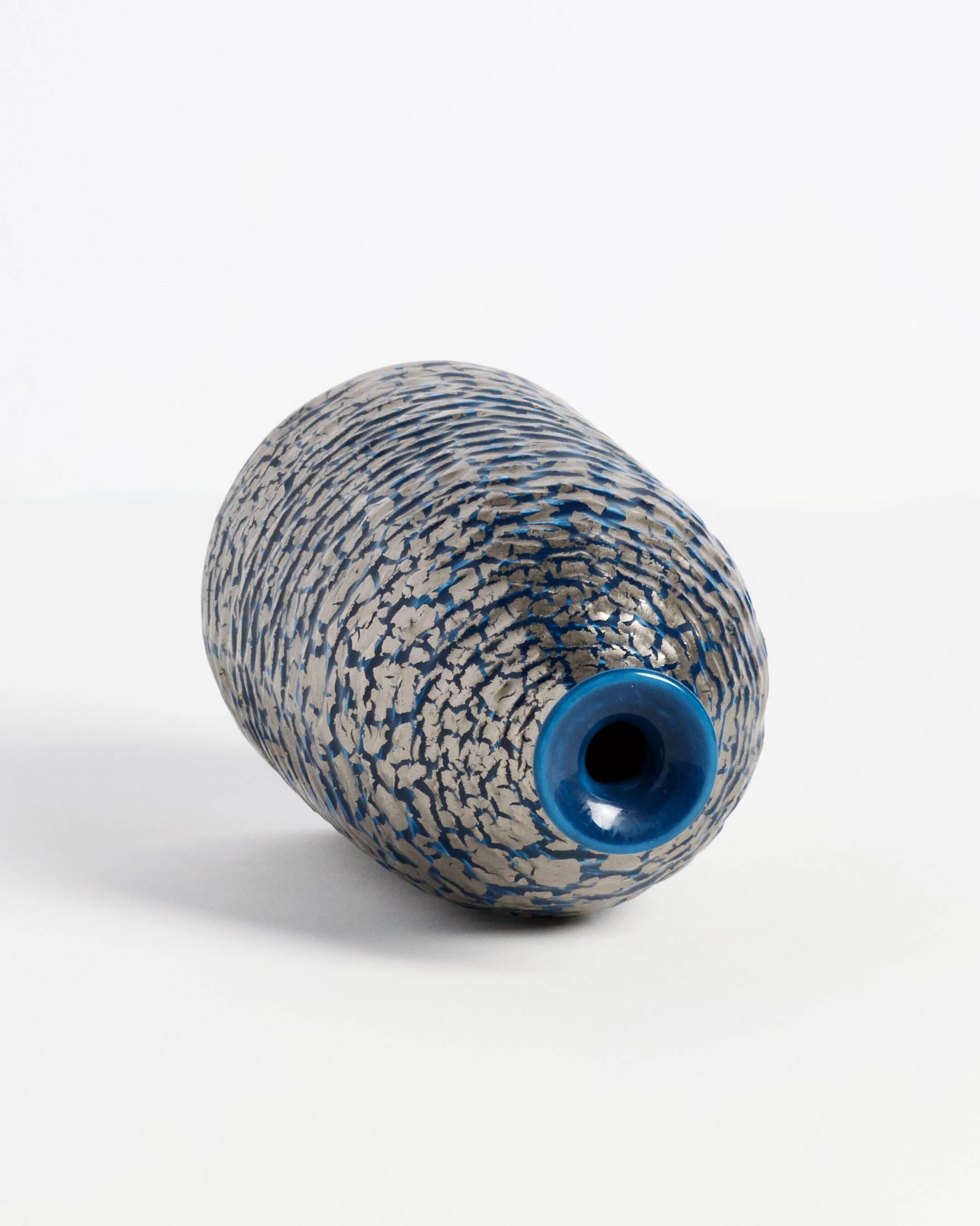 Porcelain vase by Fujii Shumei, 藤井朱明 (1936-2017)