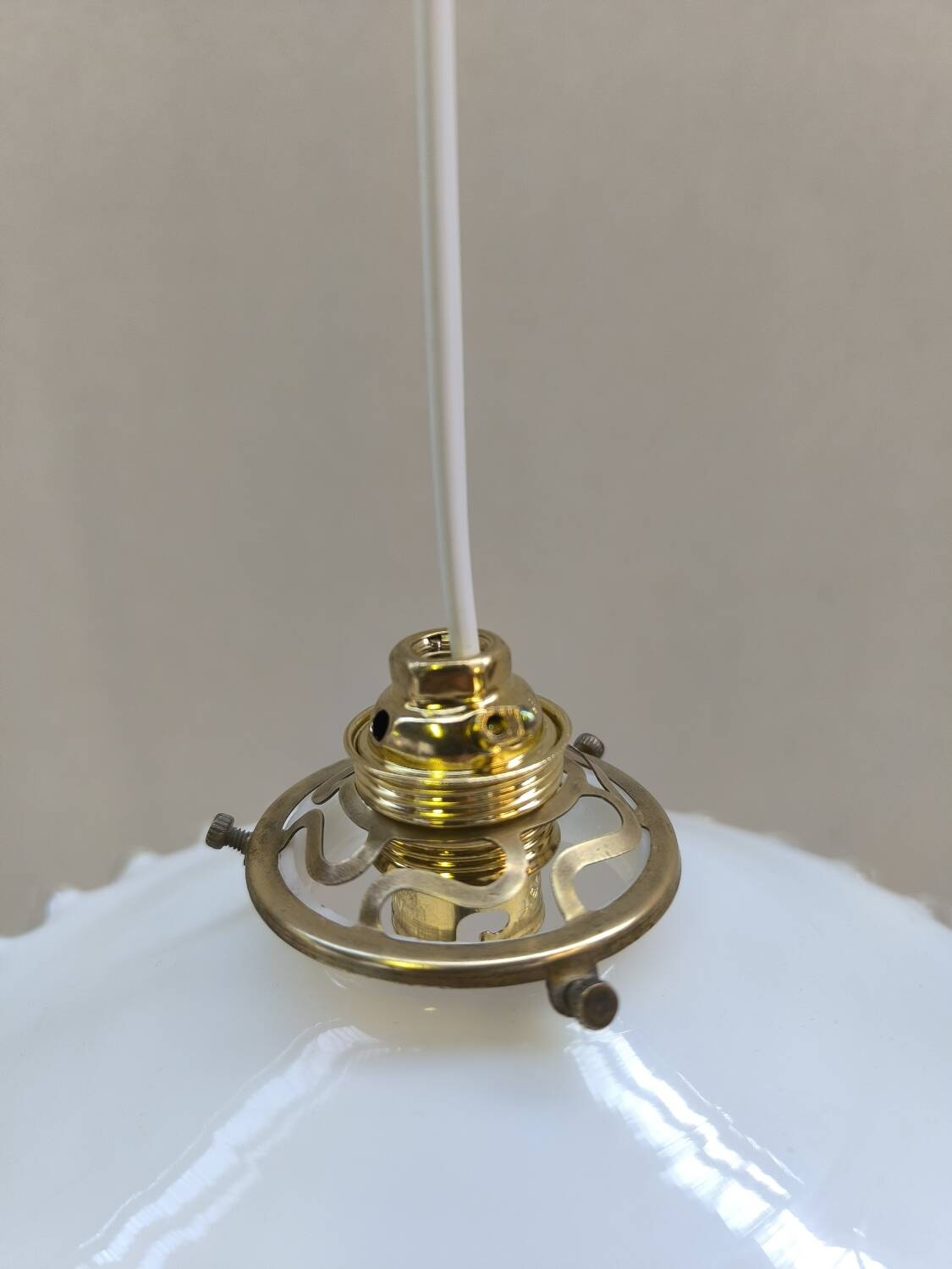 Notched opaline suspension