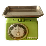 Stube vintage household scale in green enameled metal - Force 10