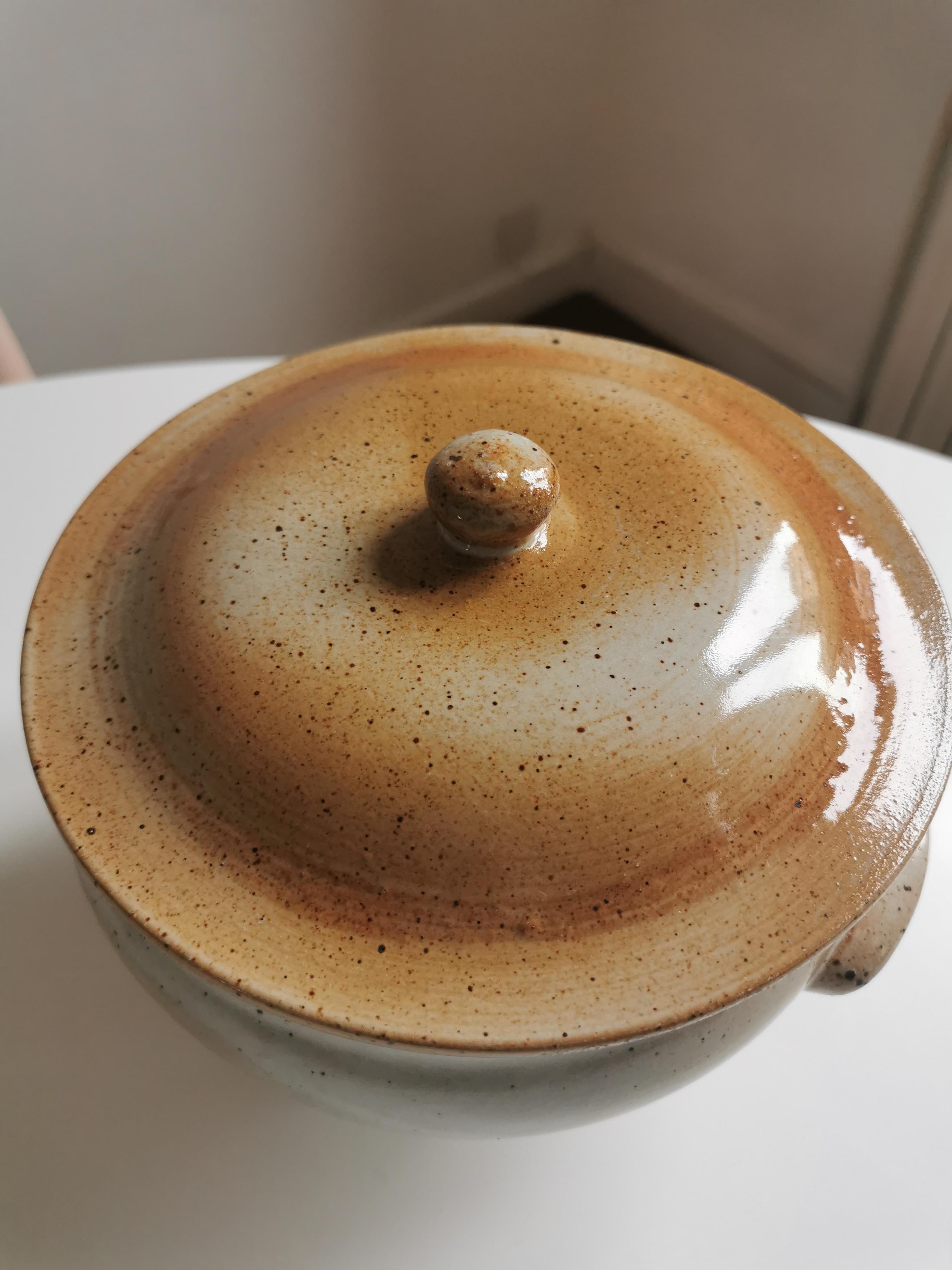 Soupière with sandstone lid of the Marais