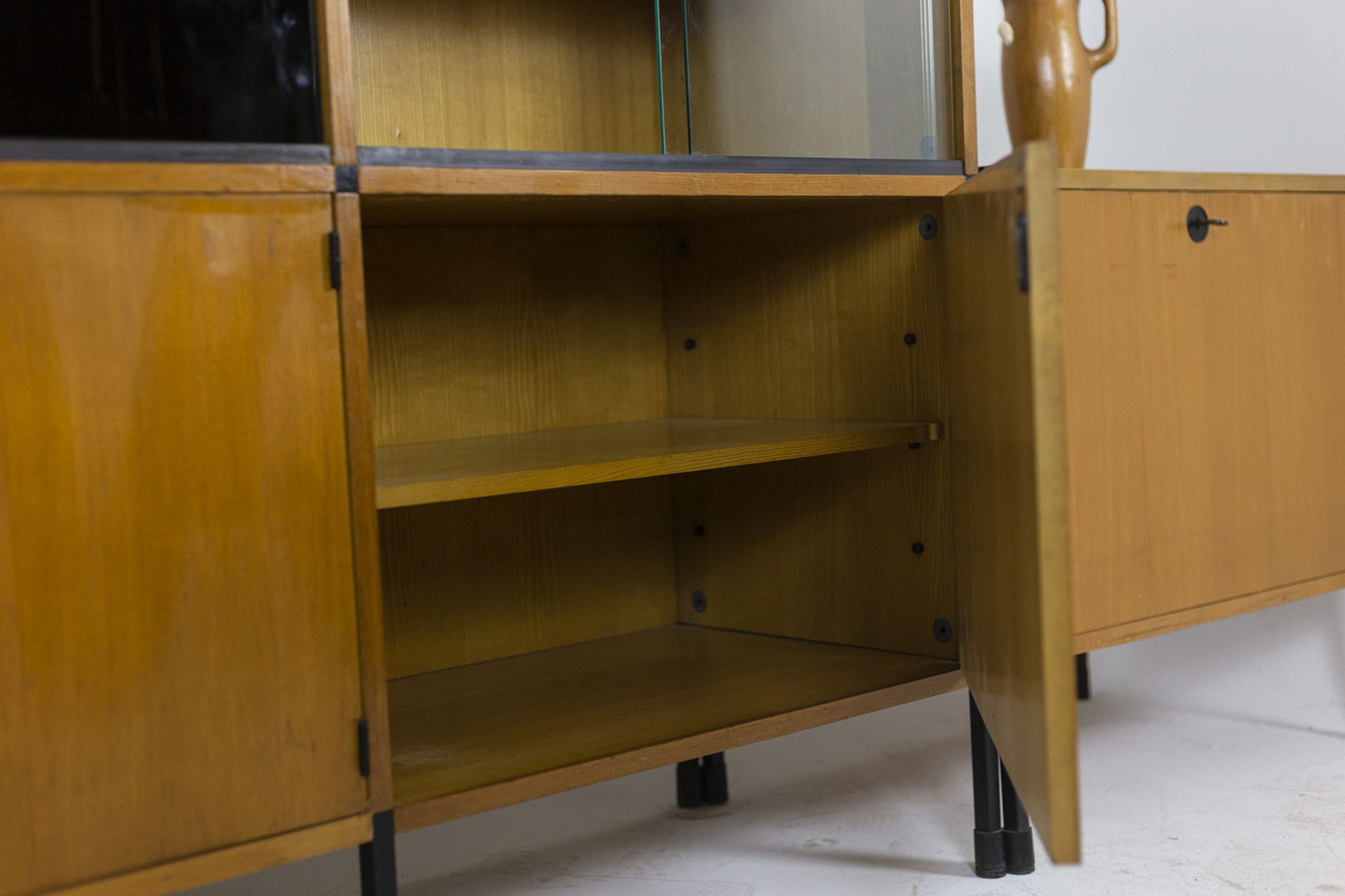 Oak and metal bookcase  design ARP (Motte Guariche Mortier), edition Minvielle 1960