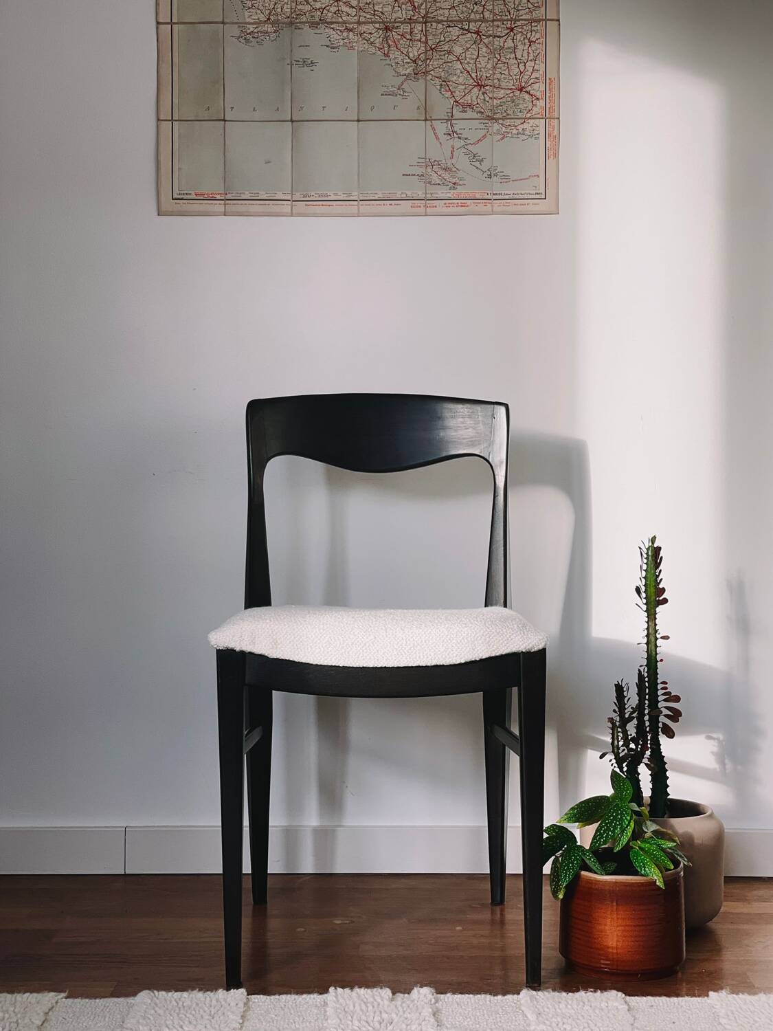 5 vintage chairs in dark wood and bouclé wool
