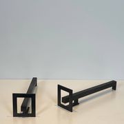 Paire de chenets modernistes en acier et fer forgé