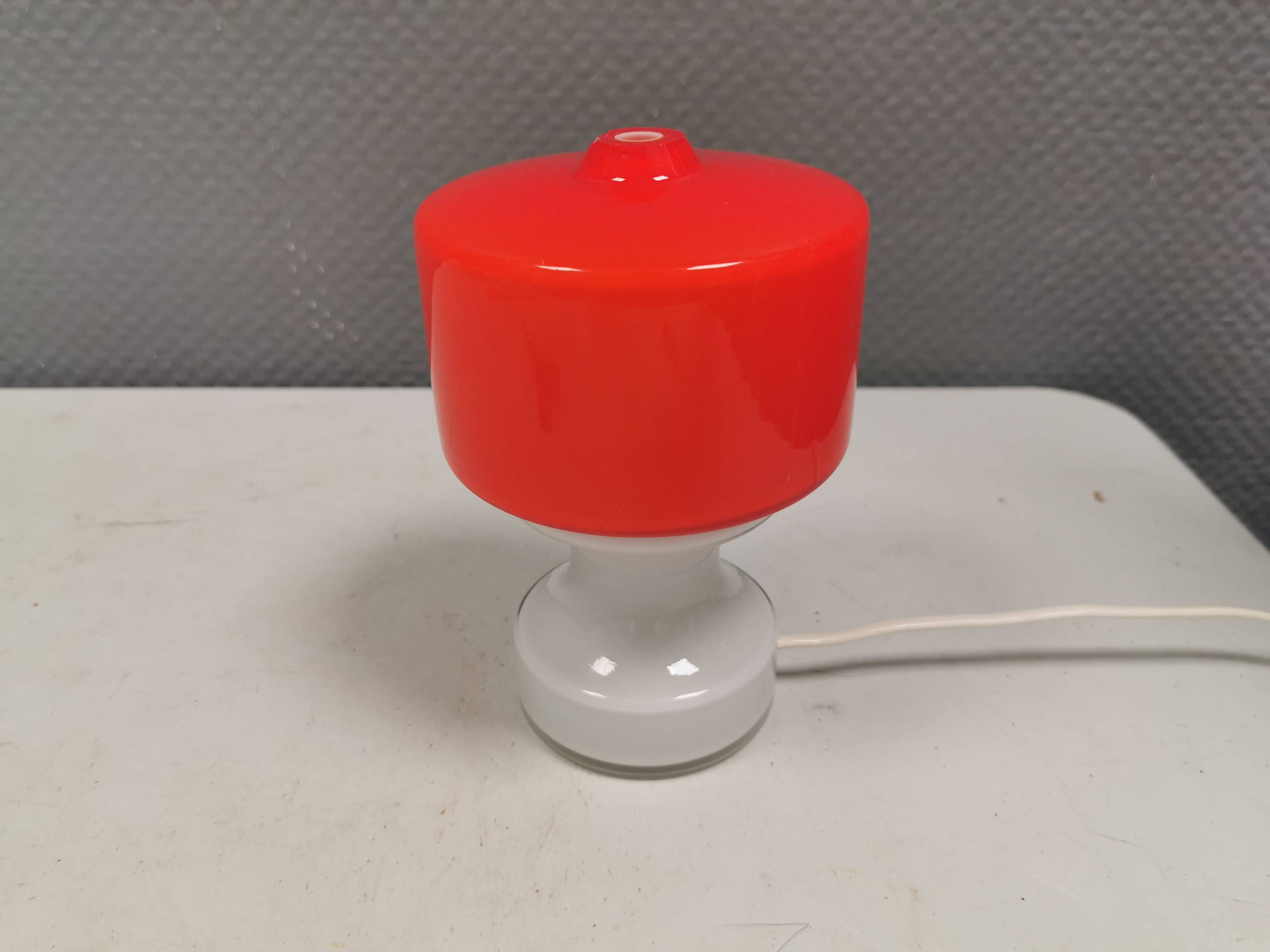Glass table lamp, Swedish and from the 1980s, two-piece, in red/white glass