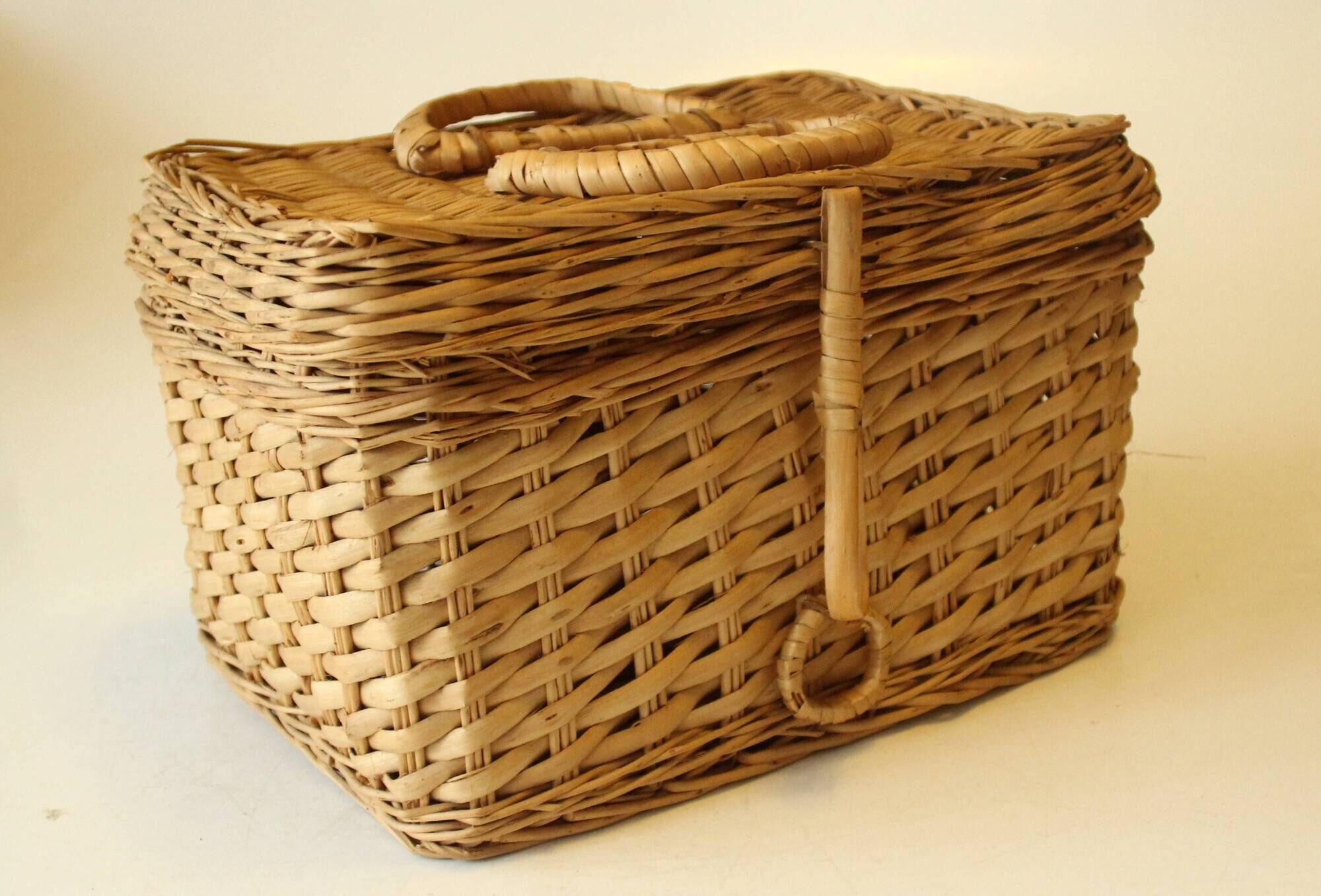 Braided rattan basket with lid, jewelry box, vintage from the 1970s