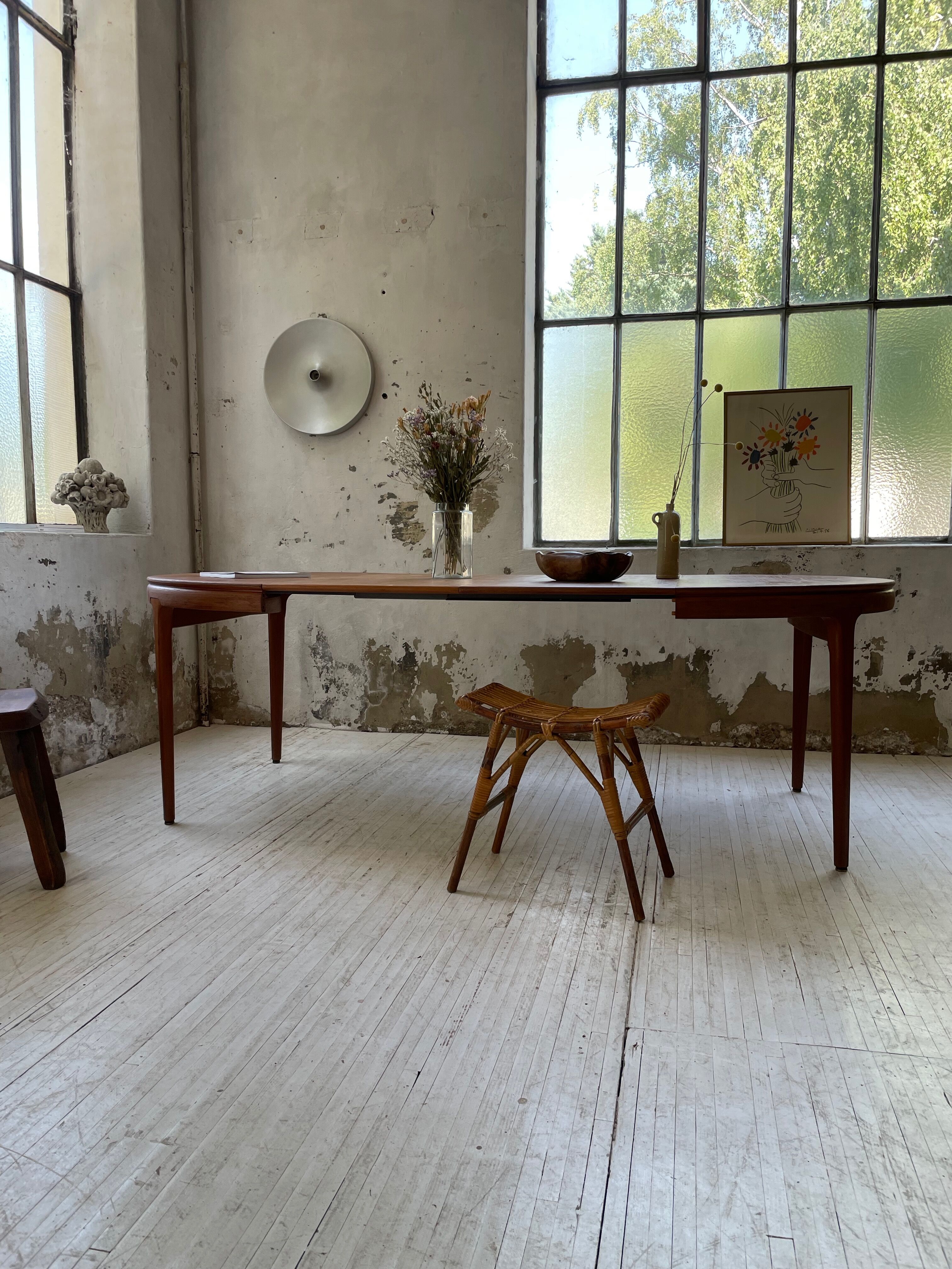 Round table 120-230 cm scandinavian samcom arne hovmand olsen