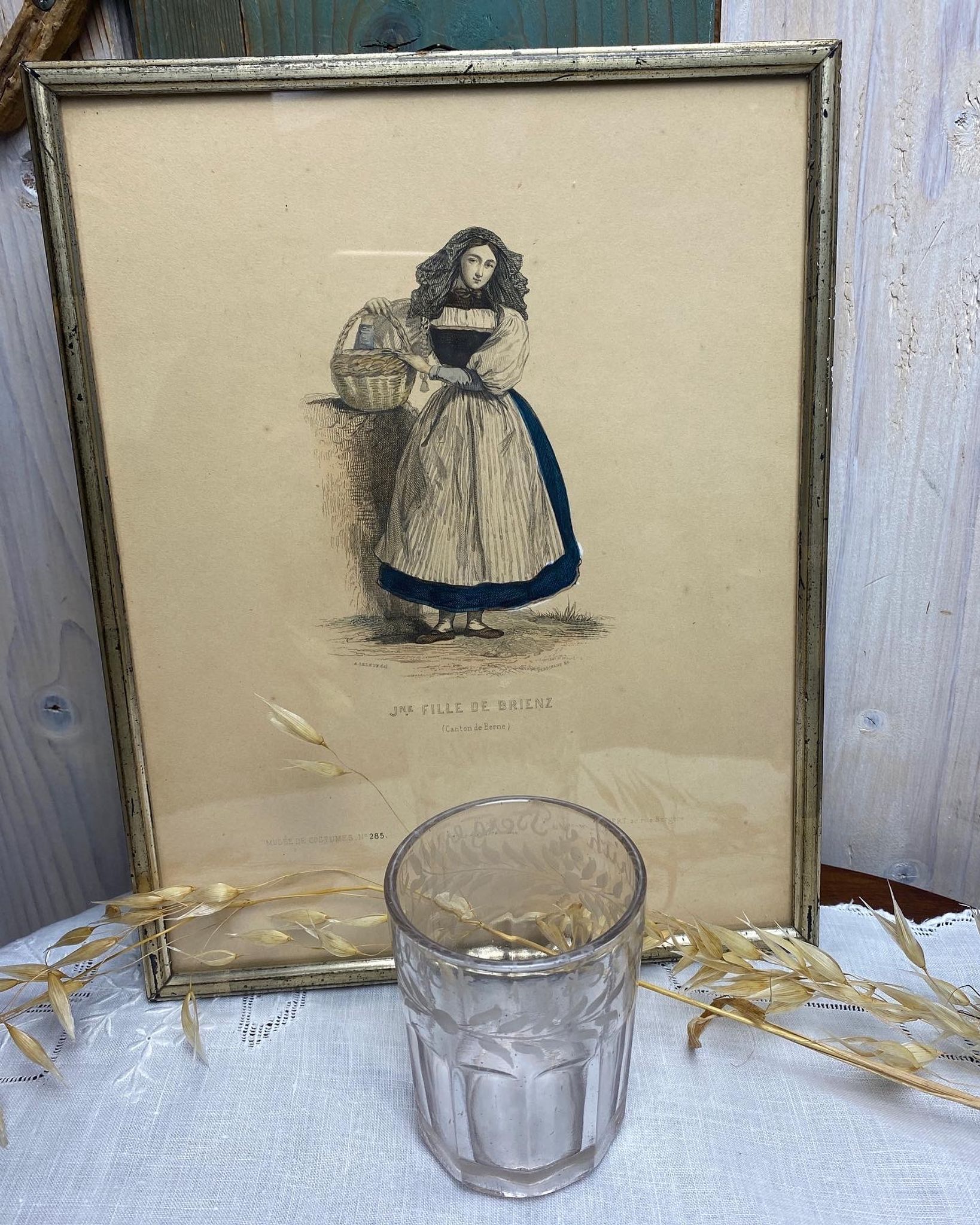 Vase de mariés gravé de 1889 en verre épais