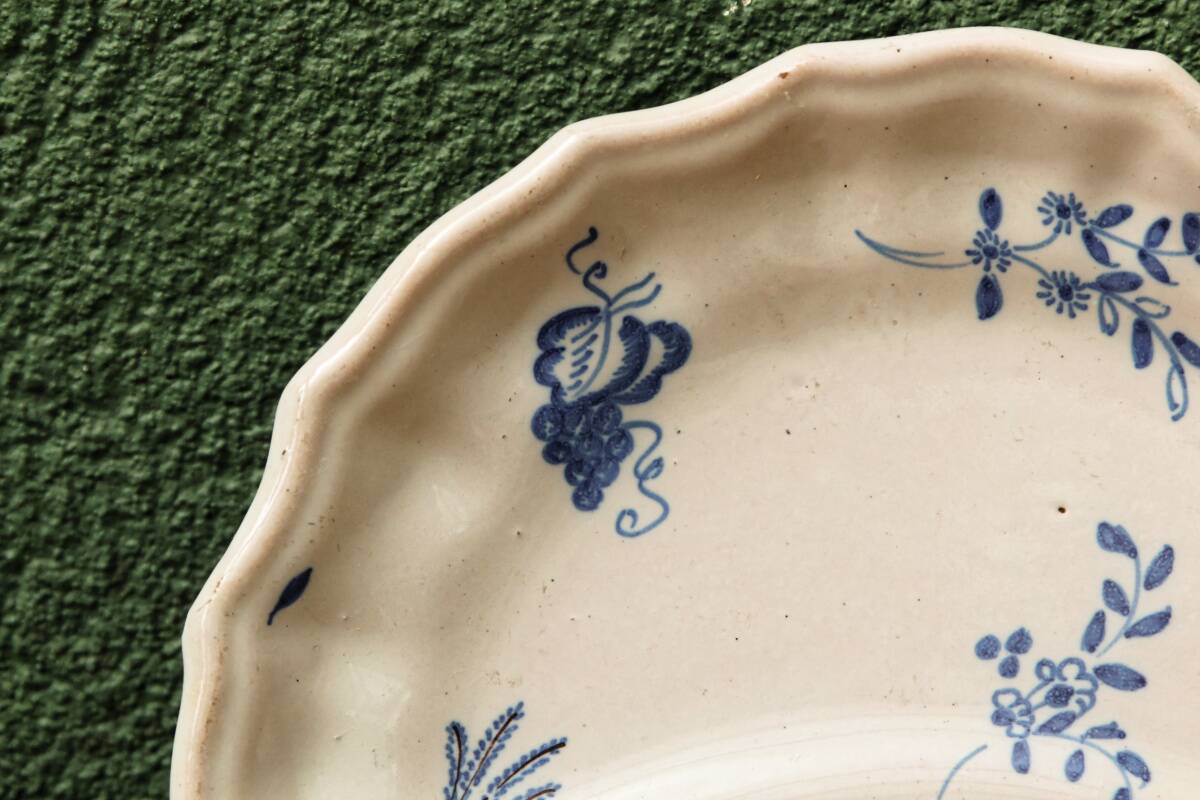 Martres Tolosane earthenware beard dish, 19th century
