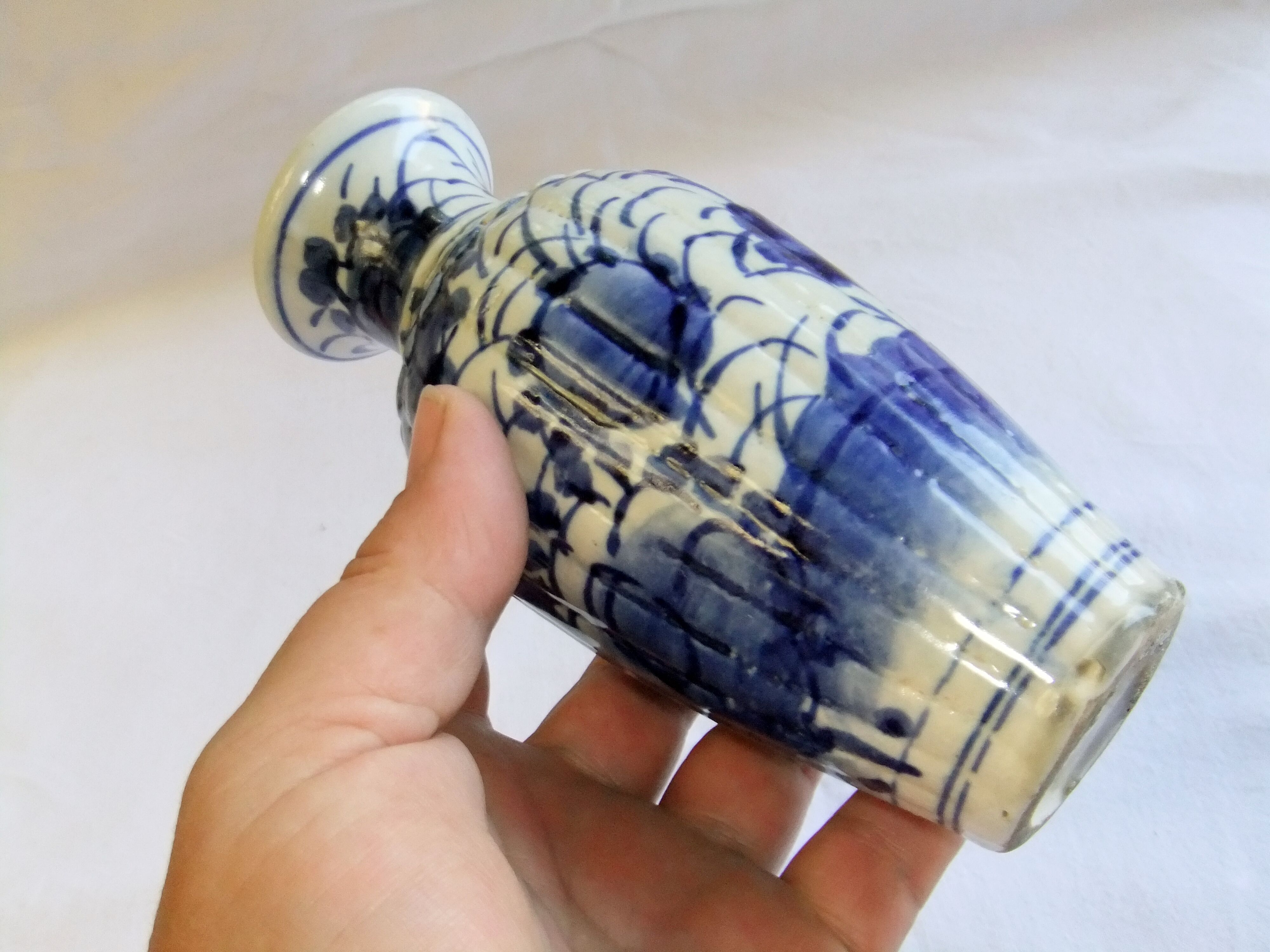 Vase chinois ancien céramique décor de fleurs blanc bleu