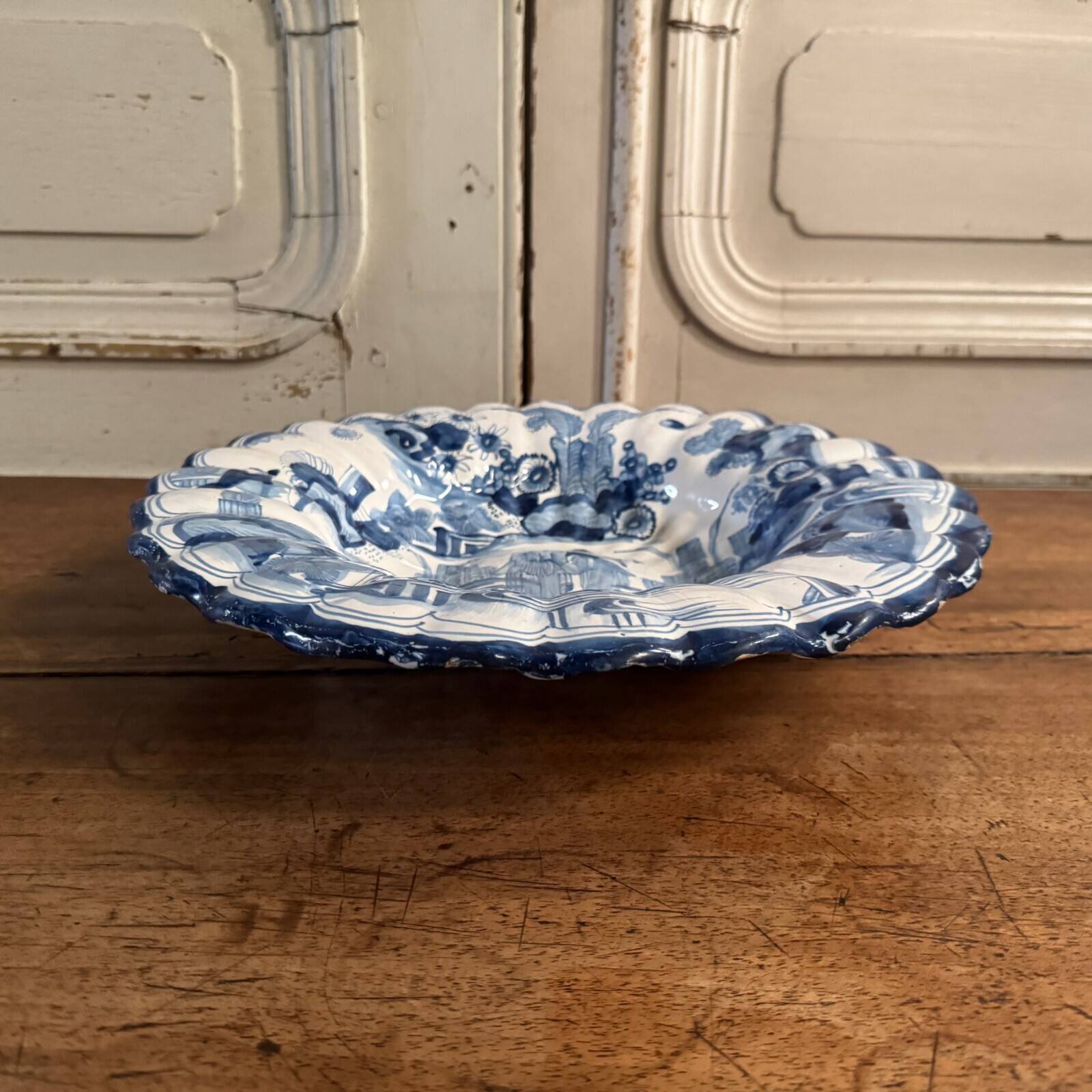 Polylobed hollow dish in Delft earthenware with Chinese decoration, 18th century
