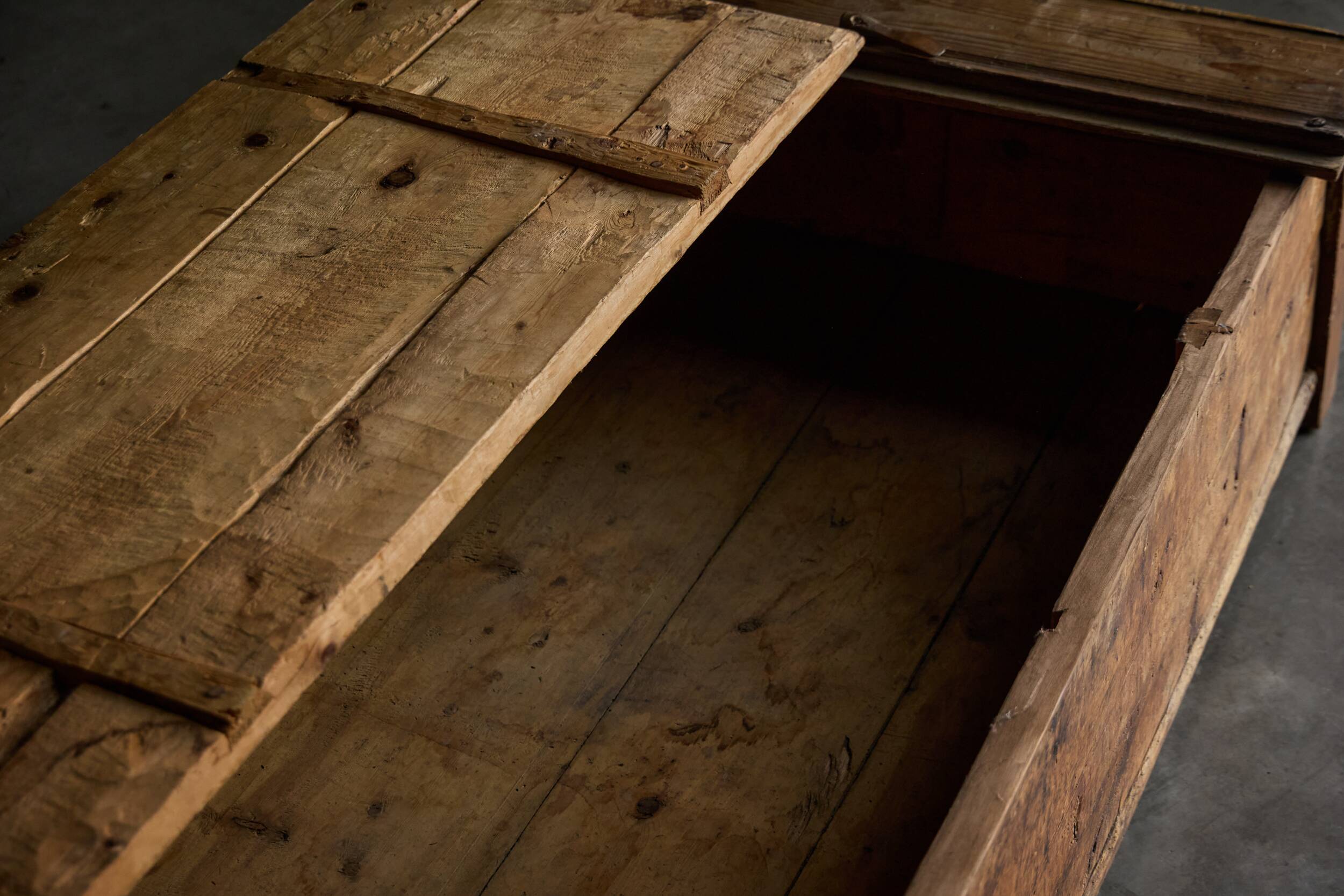 Table basse en chêne rustique vernaculaire, France, 20e siècle