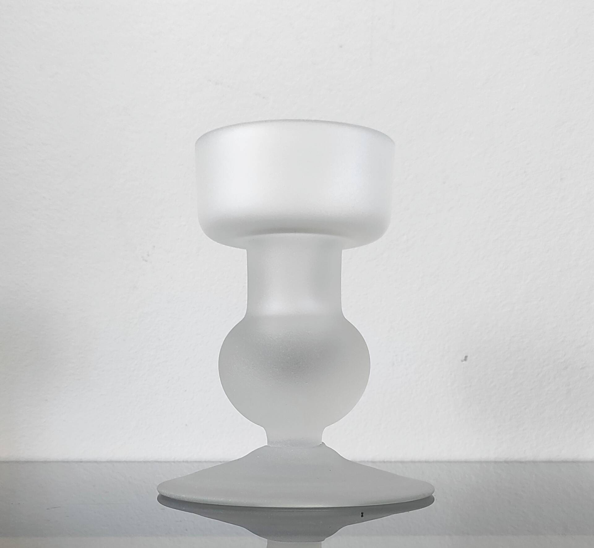 Sculptural candle holder in frosted glass.