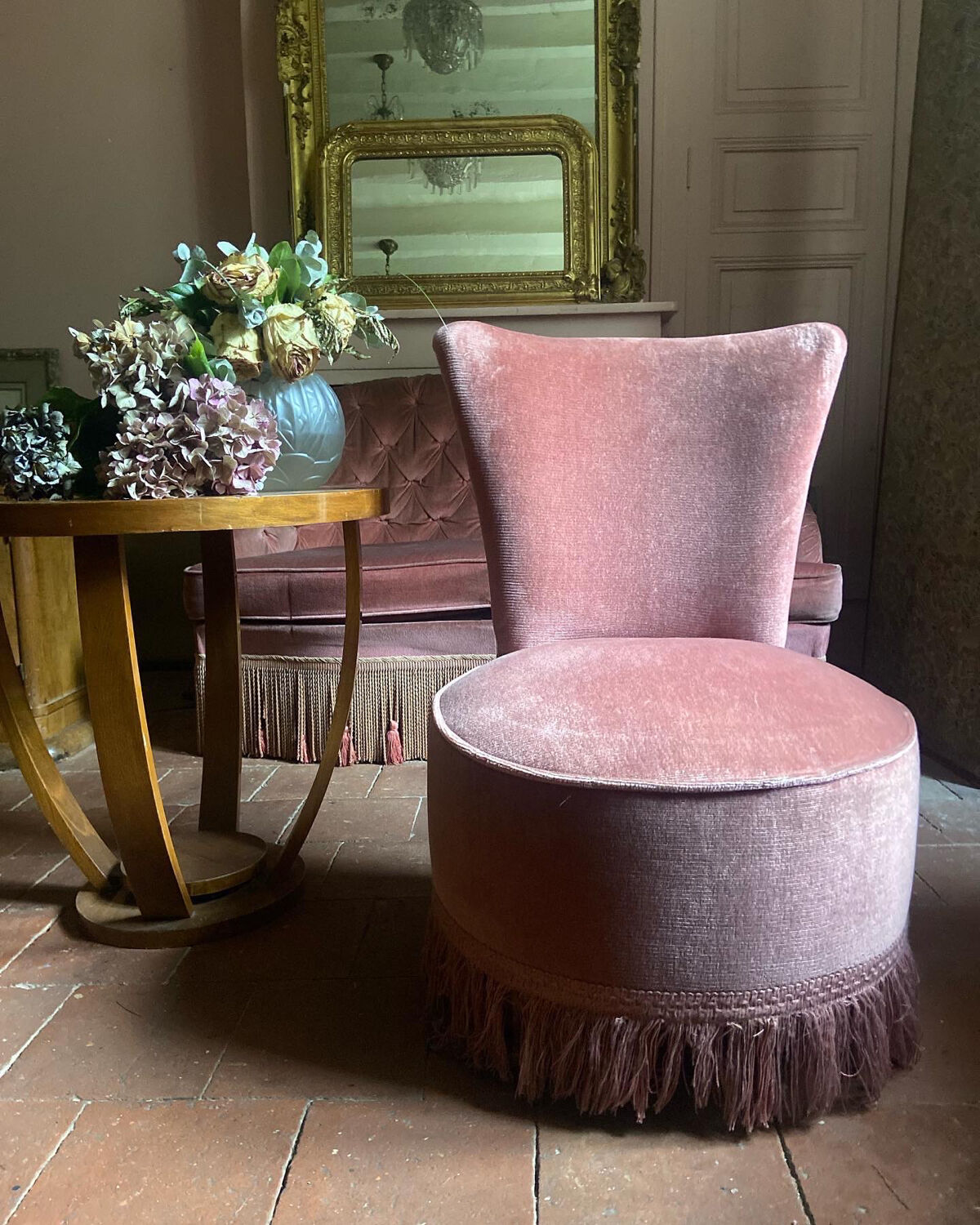 Small old toad armchair in old pink velvet