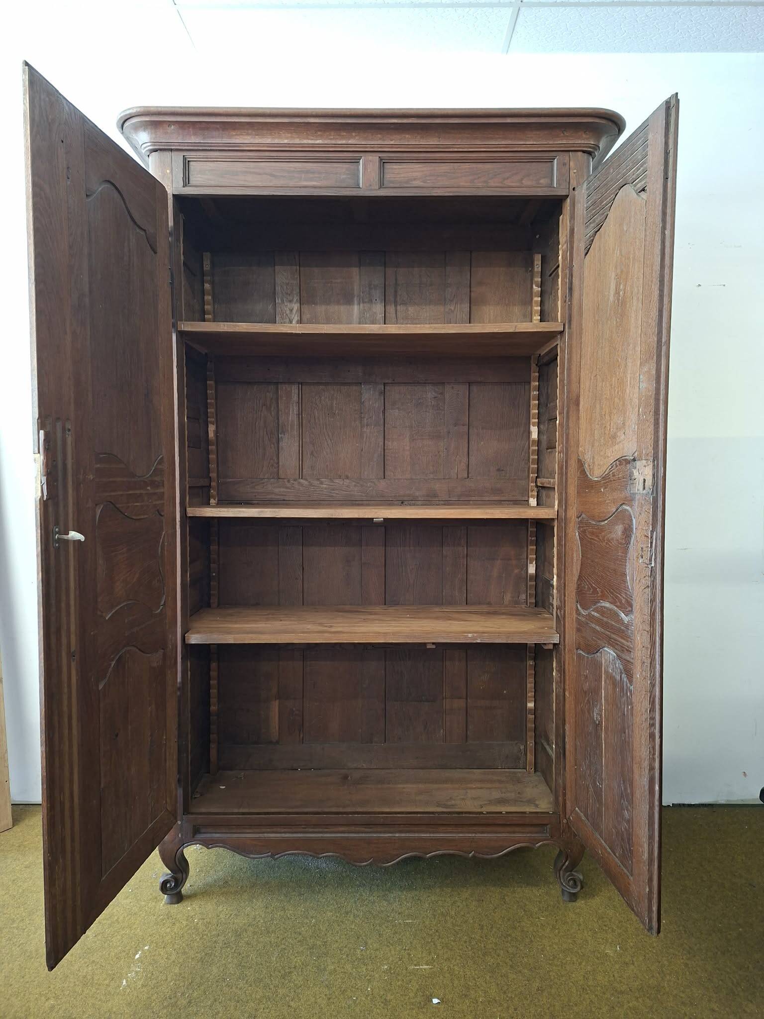 Louis XV period wardrobe in solid oak. 18th century.
