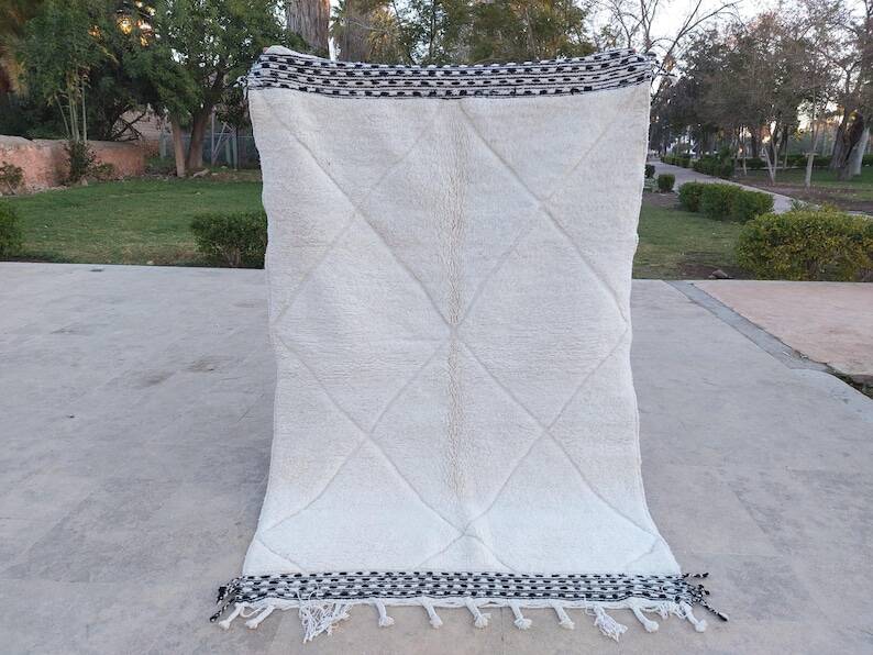 White rug in natural wool, 250cm x 150cm