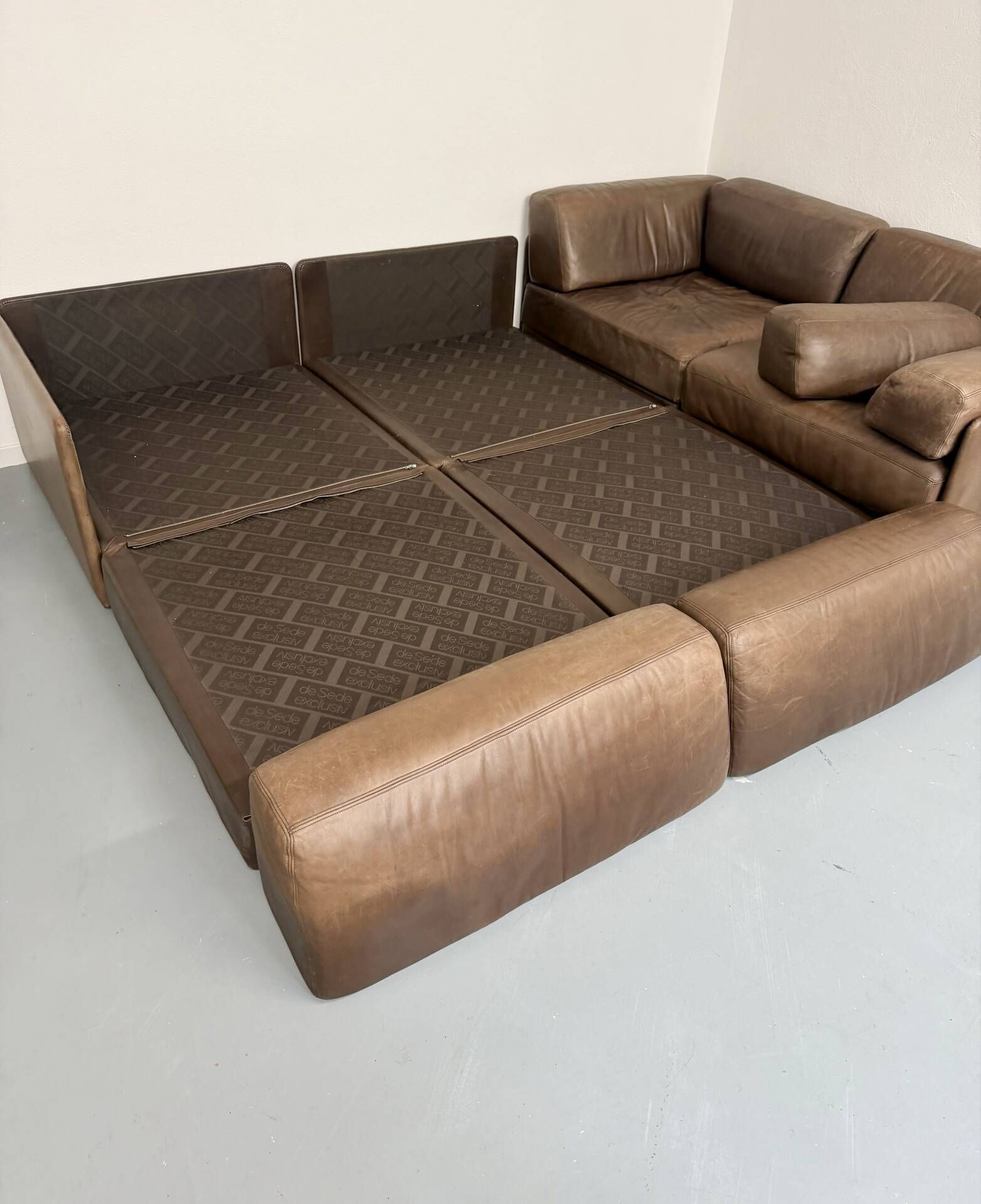 Modular corner sofa DS-76 in brown leather, designed by De Sede, 1980s.