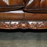 Chesterfield leather canapé with claw and ball feet by Howard & Son, Victorian era.