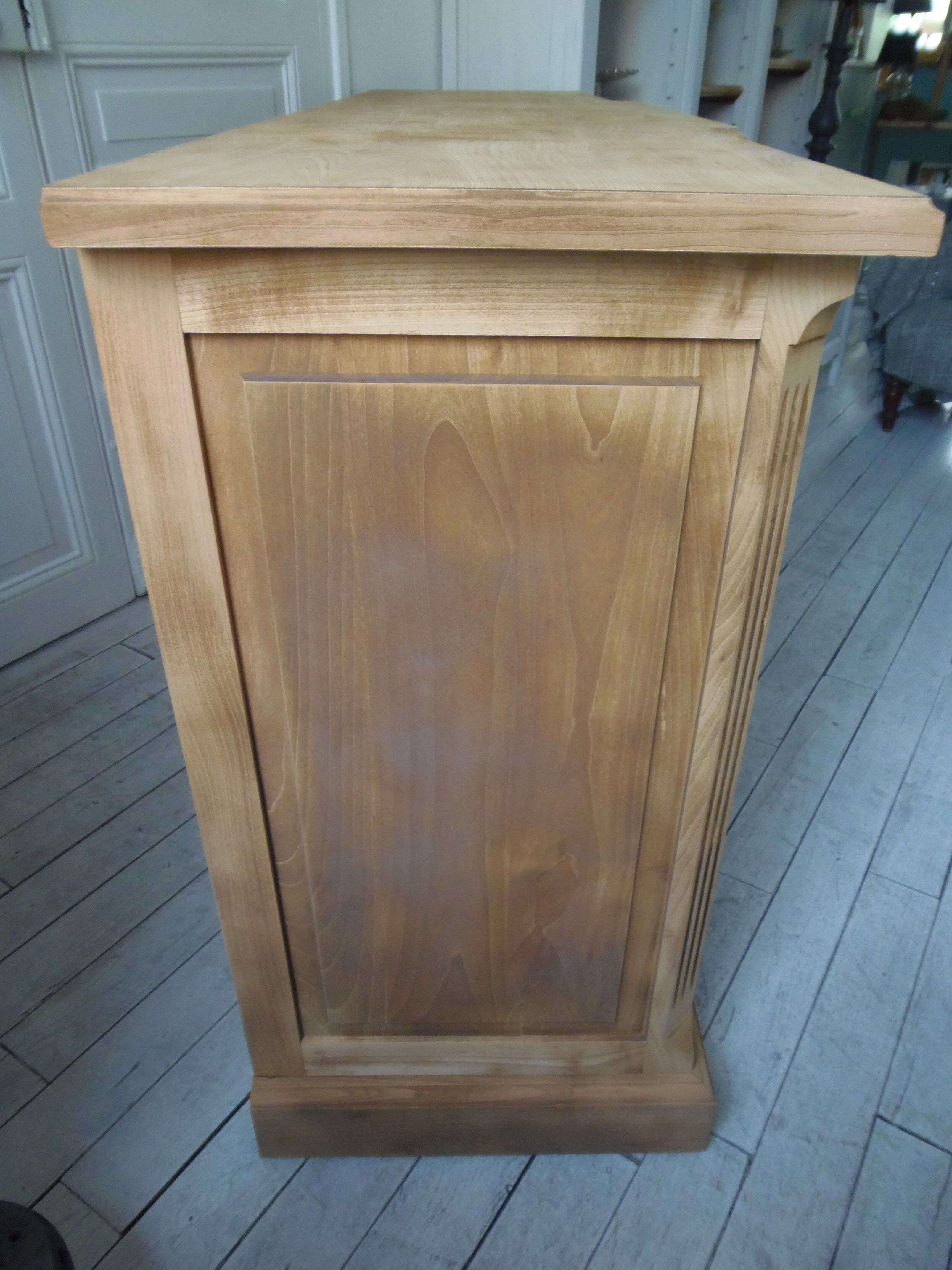 Buffet 3 doors of beautiful Louis XVI style in raw wood