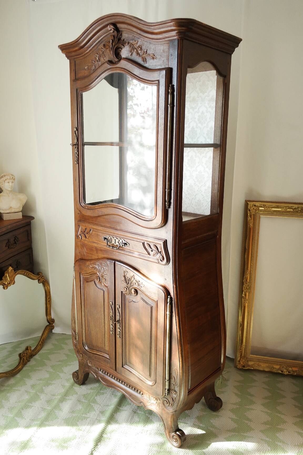 Curved display cabinet in solid walnut, mid-20th century.