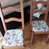 Lounge table and its six chairs in solid oak