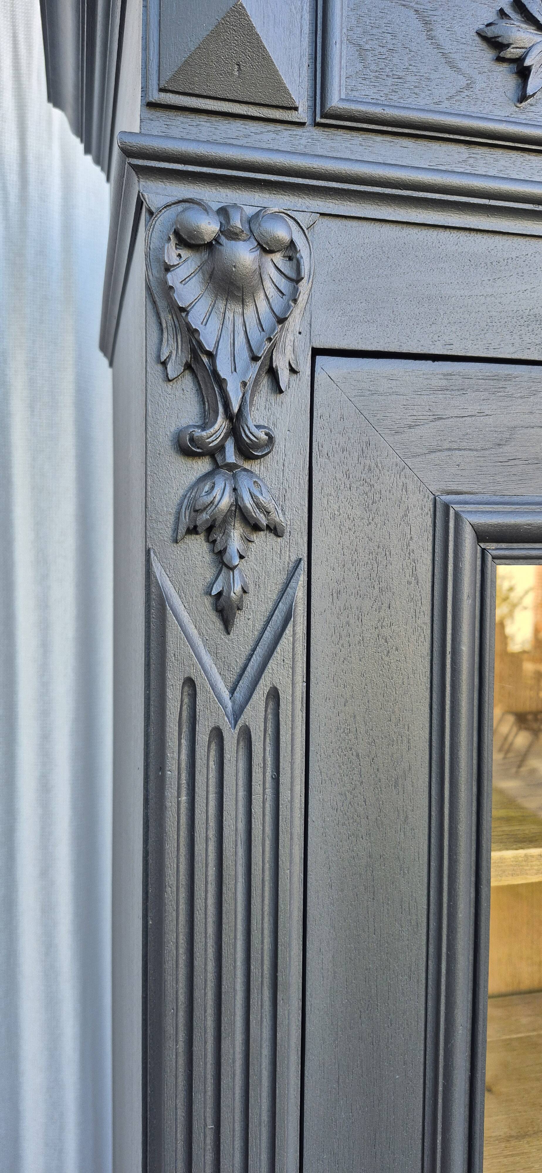 Glass-fronted dresser