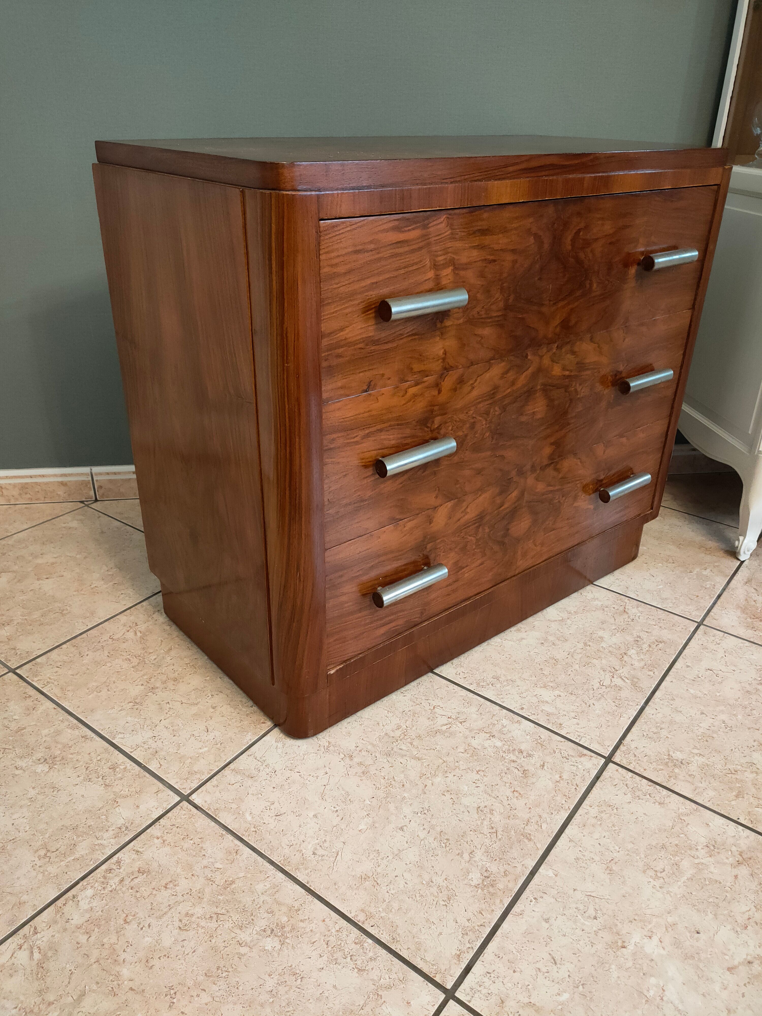 Commode art deco en noyer et ronce de noyer