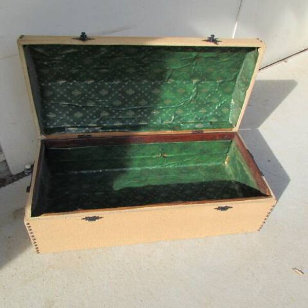 Belle malle , coffre bombée, ancienne , jute et bois