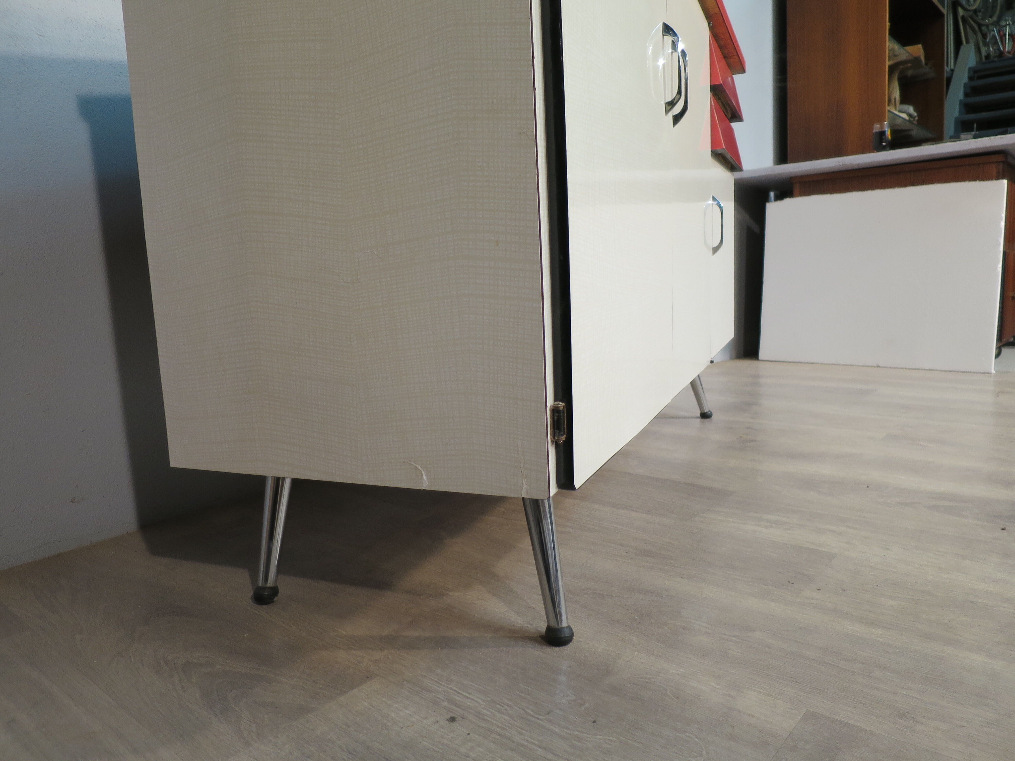 Buffet formica feet compass