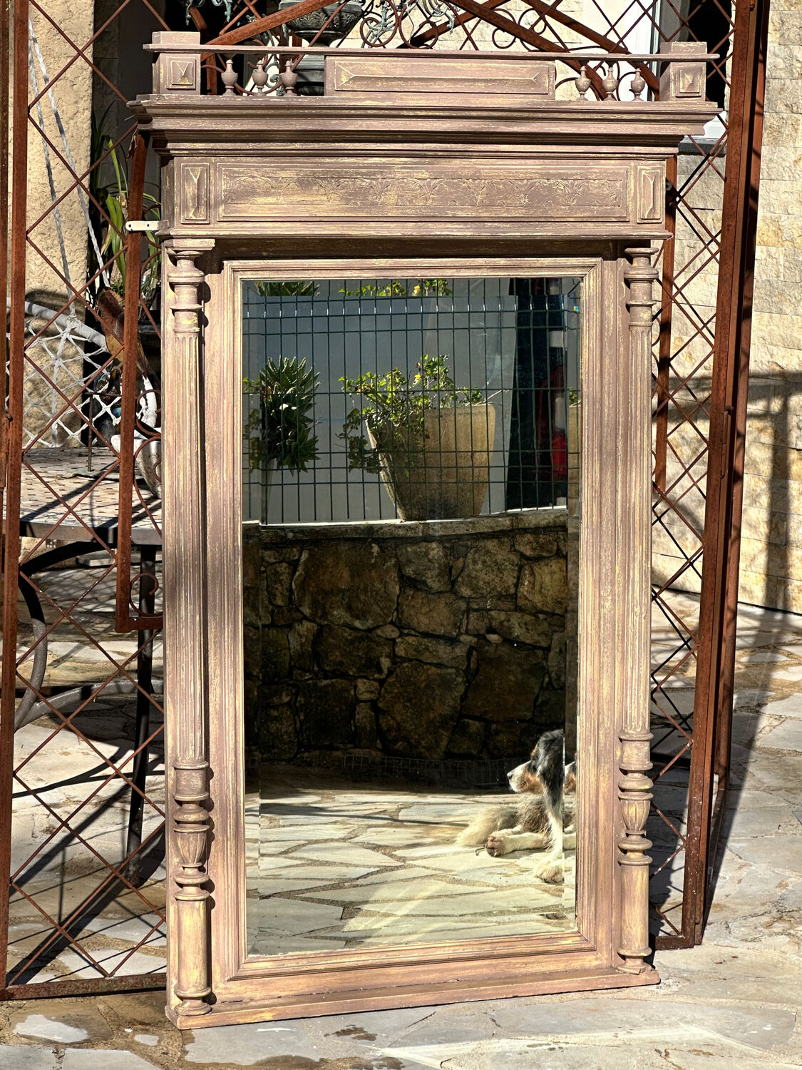 Imposing fireplace mirror in carved and painted wood, 19th century.