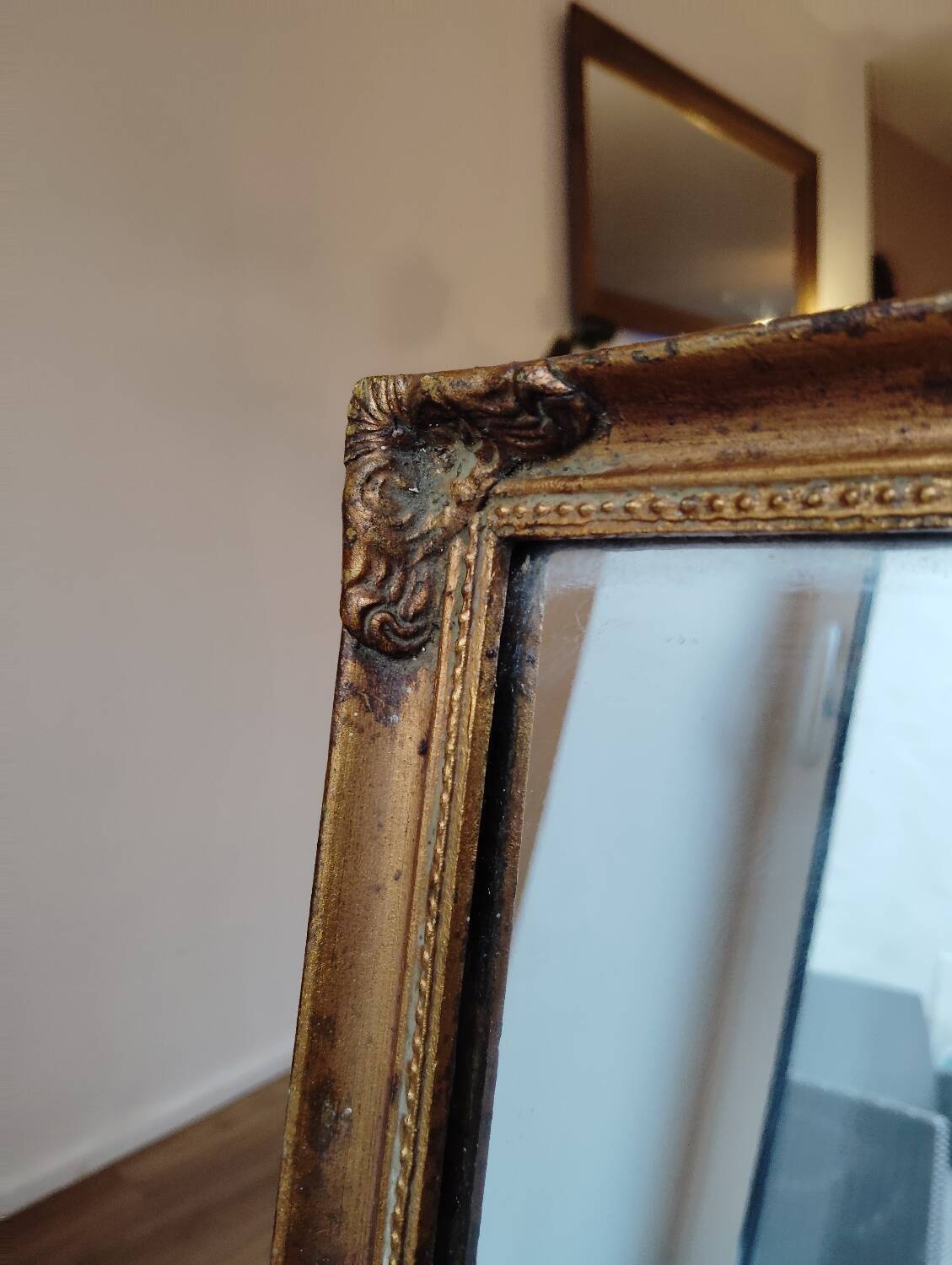 Miroir en bois, doré à la feuille d'or.