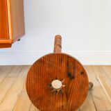Tabouret tripode en bois avec étoile, Brutaliste, Style Populaire, 1950