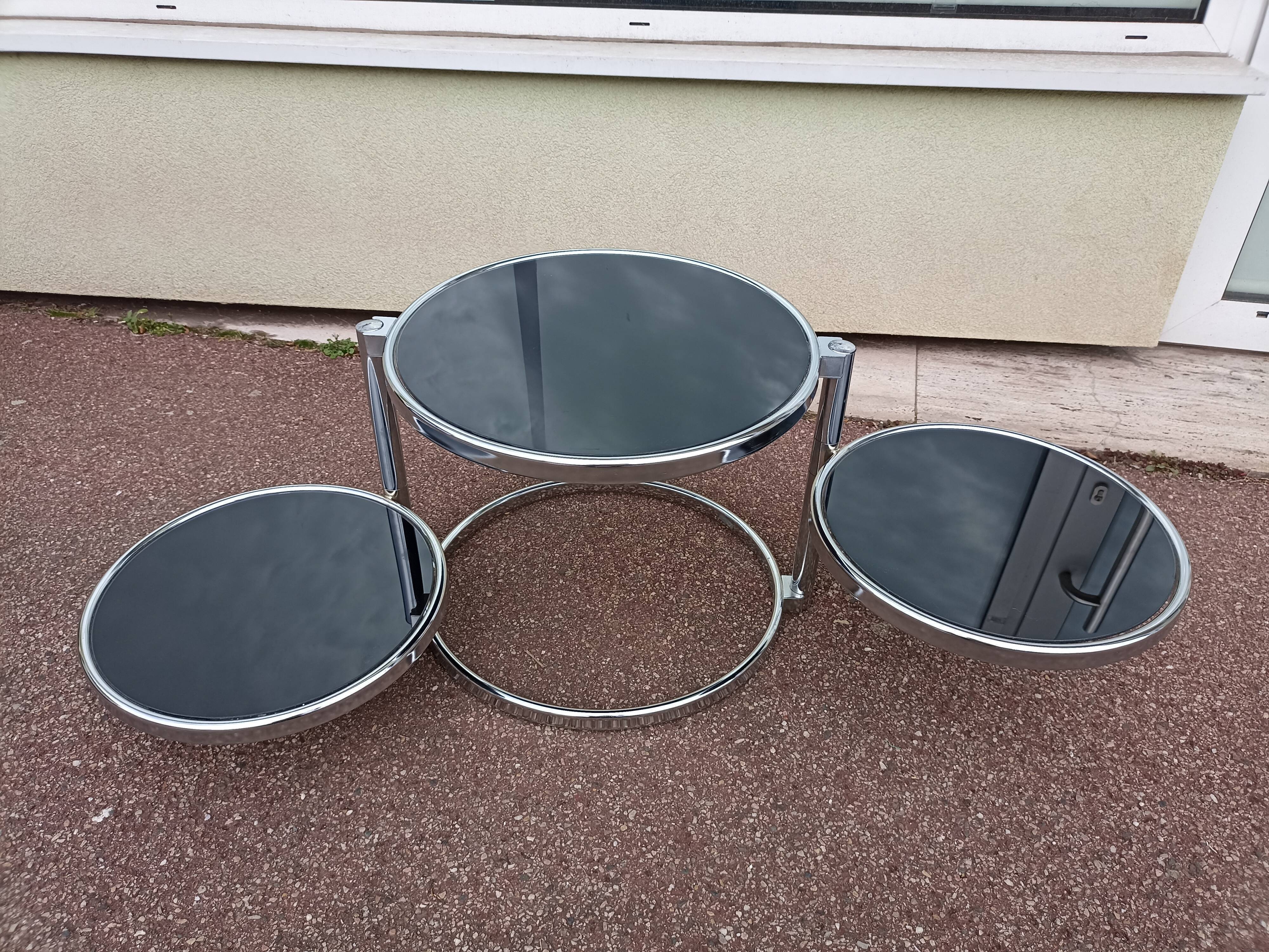 Round coffee table in glass and vintage chrome