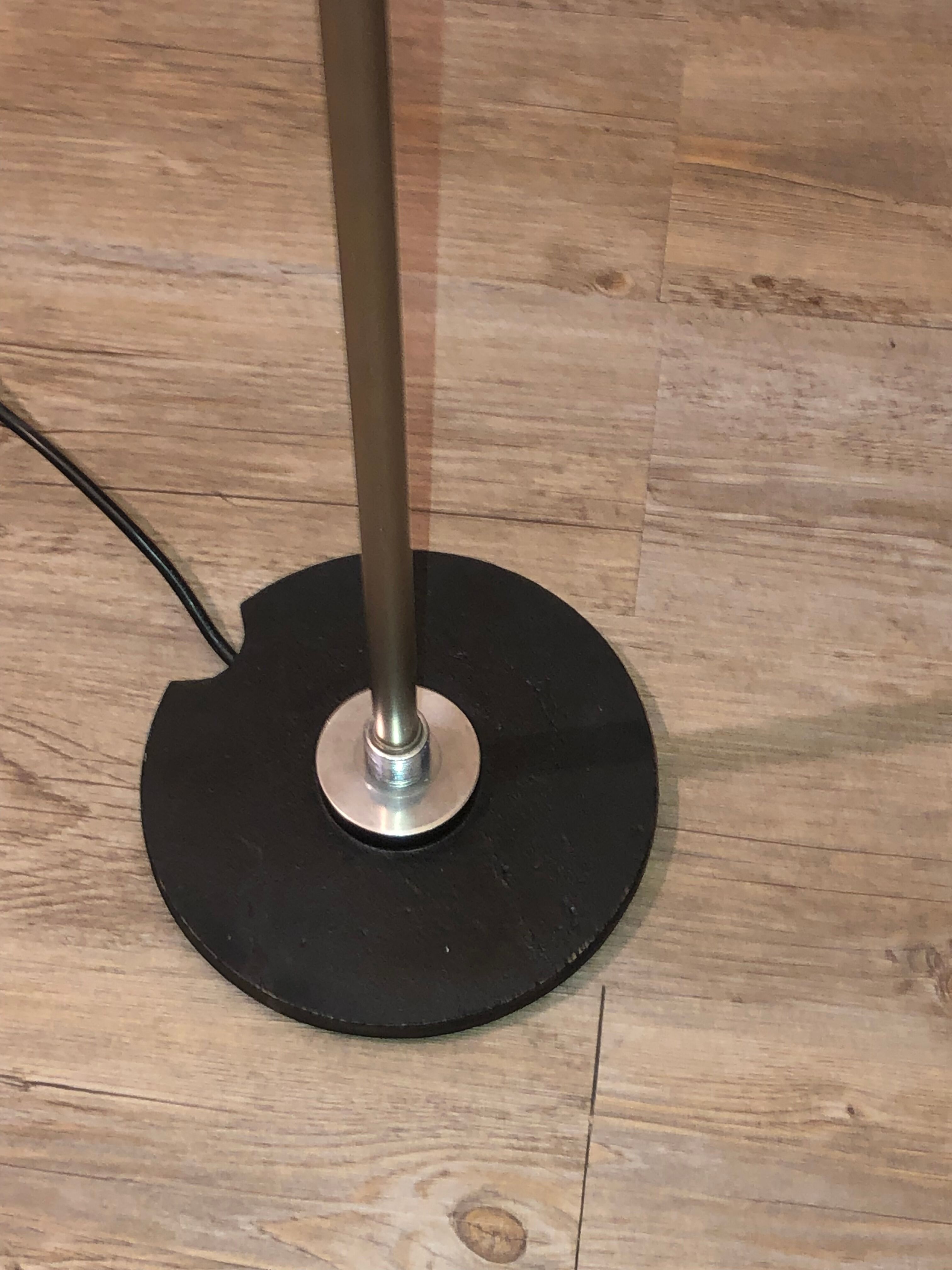 Discreet floor lamp
