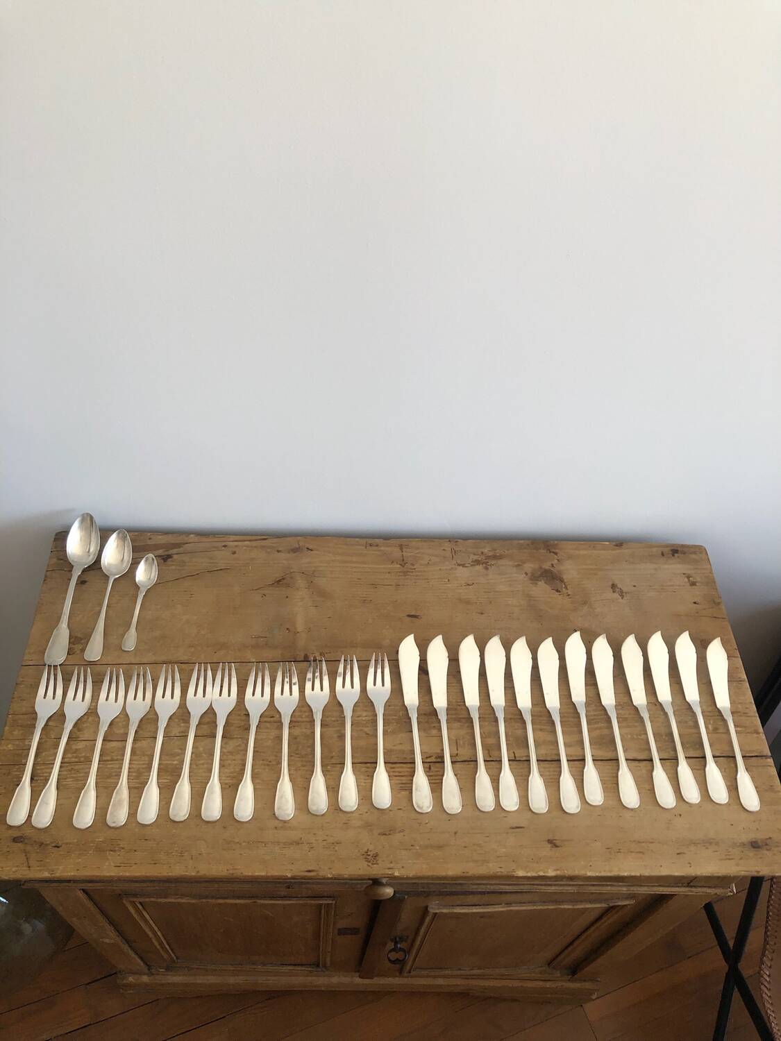 Set of 12 fish forks & 12 knives in silver metal