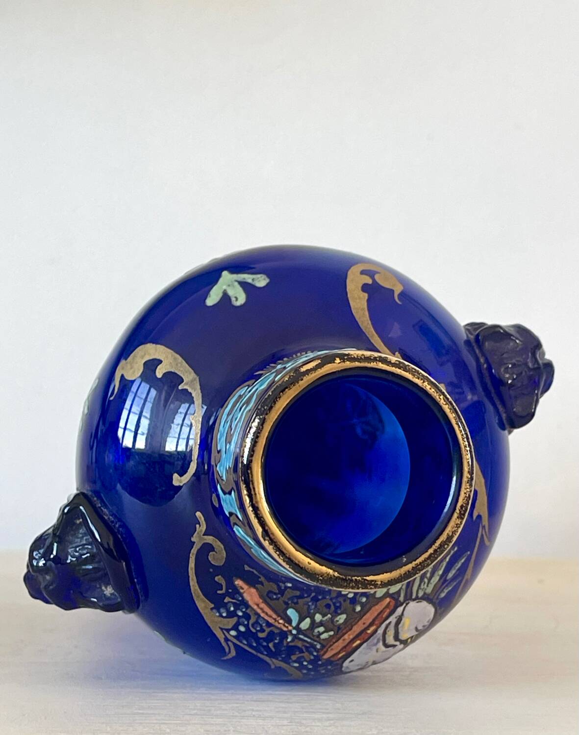 Vase en verre émaillé Art Nouveau.