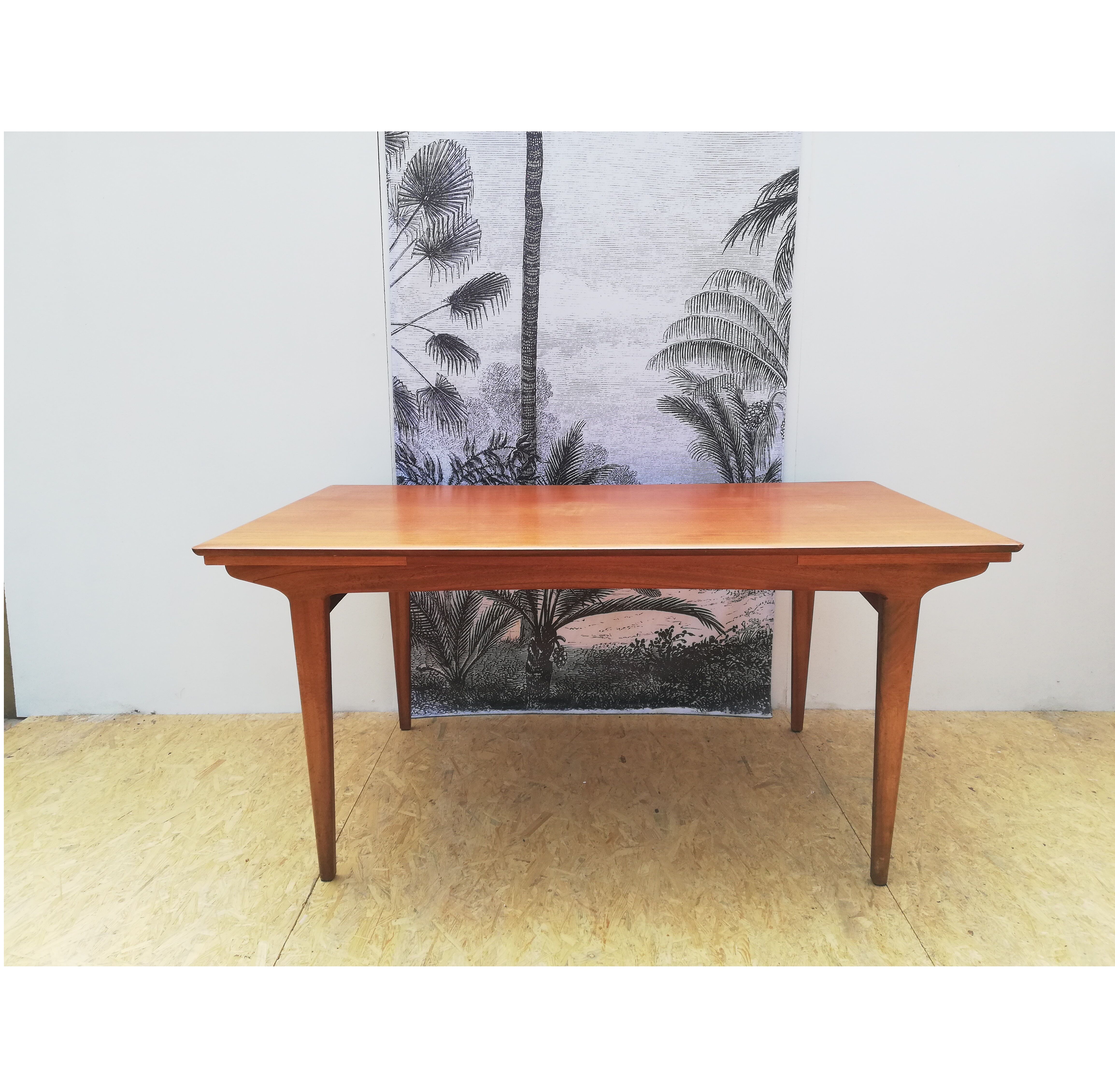 Scandinavian extendable table