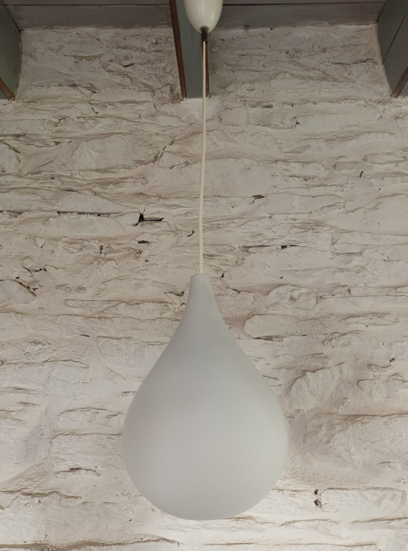 Scandinavian suspension "drop" opaline