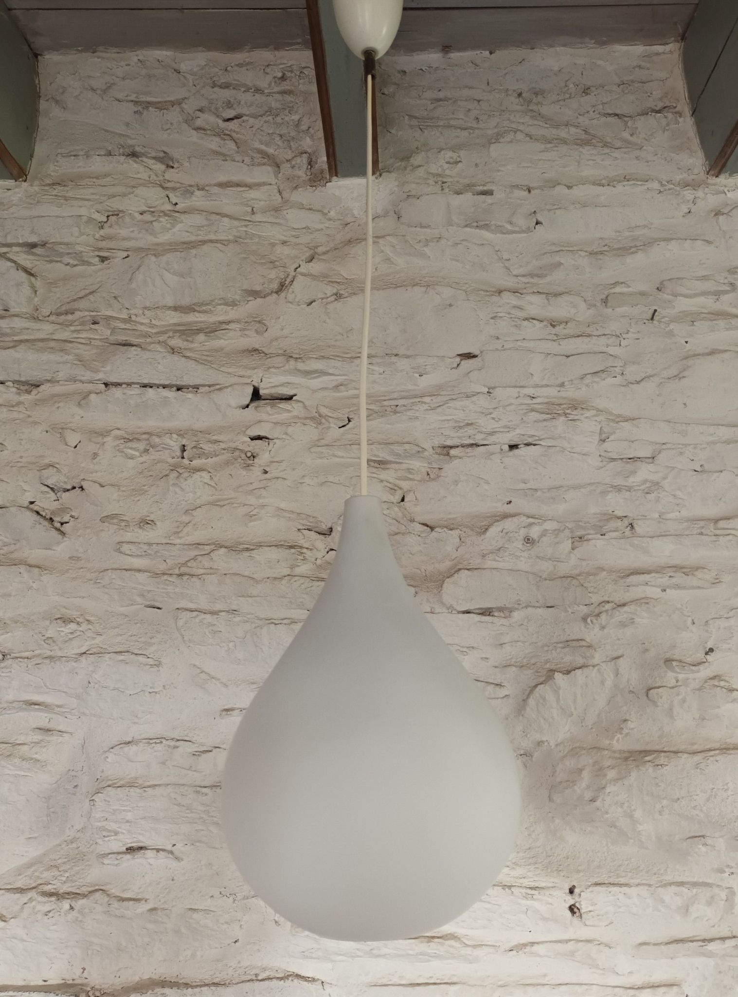 Scandinavian suspension "drop" opaline